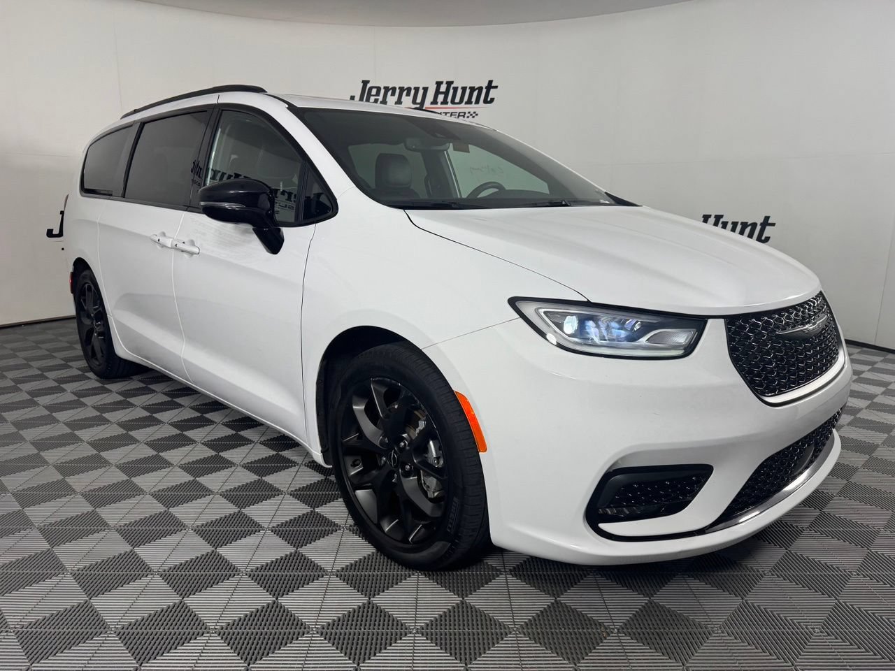 Used 2025 Chrysler Pacifica Limited FWD image 6