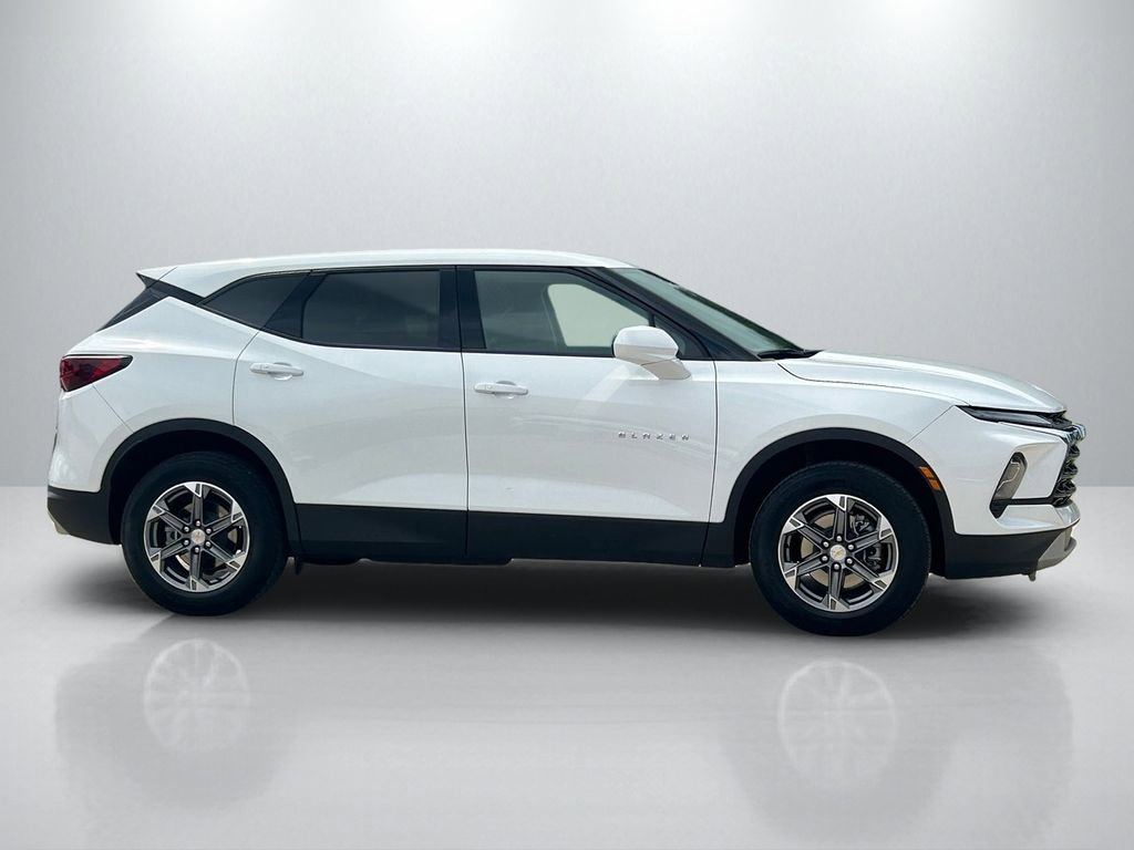 Used 2025 Chevrolet Blazer LT FWD image 4