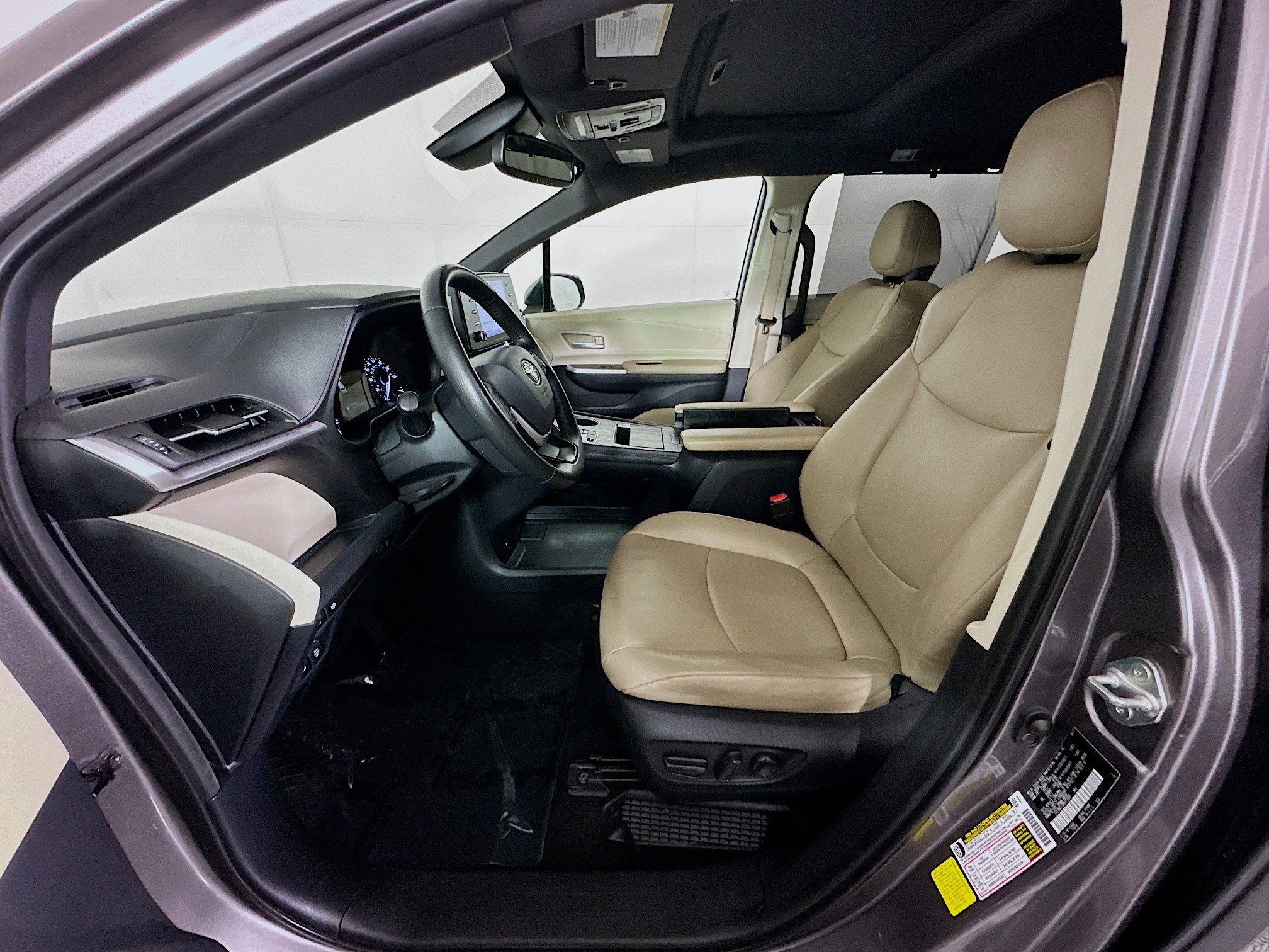 Used 2021 Toyota Sienna XLE image 12