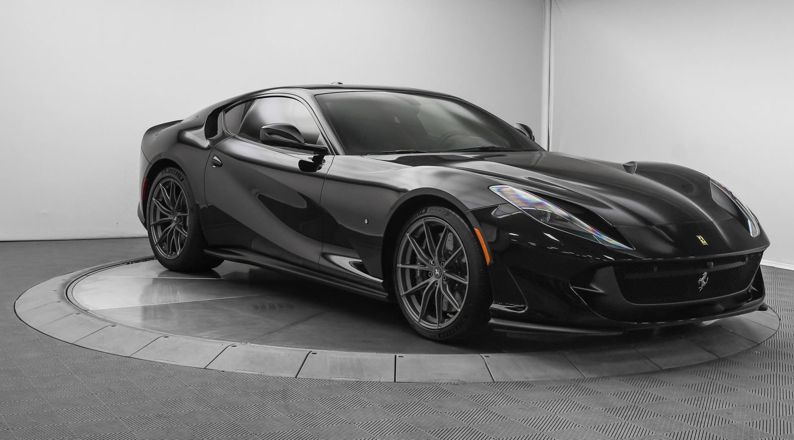 Used 2018 Ferrari 812 Superfast RWD image 1