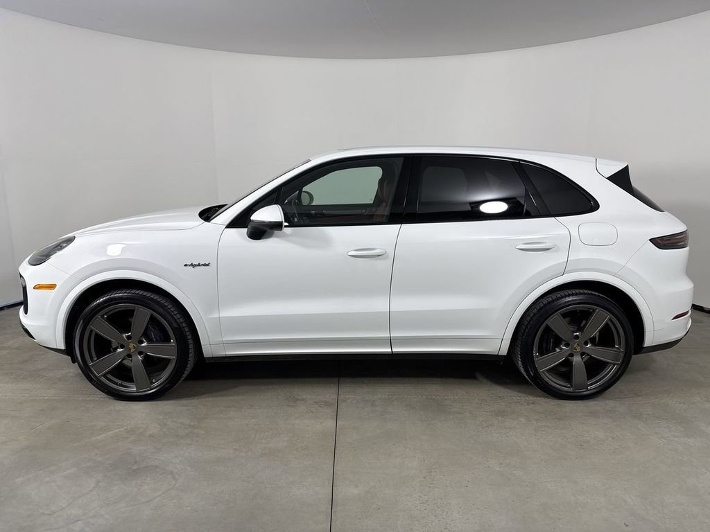 Certified 2022 Porsche Cayenne Platinum Edition image 2