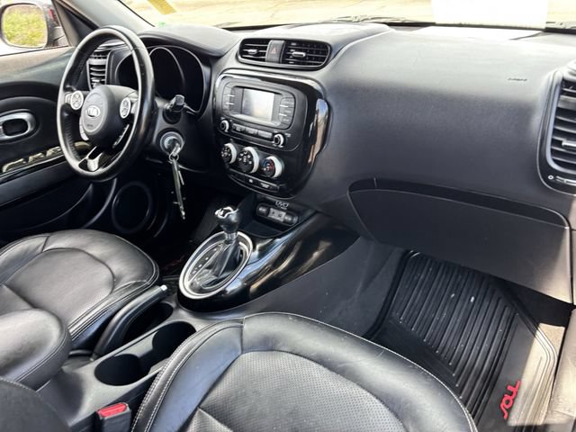 Used 2015 Kia Soul ! FWD image 12