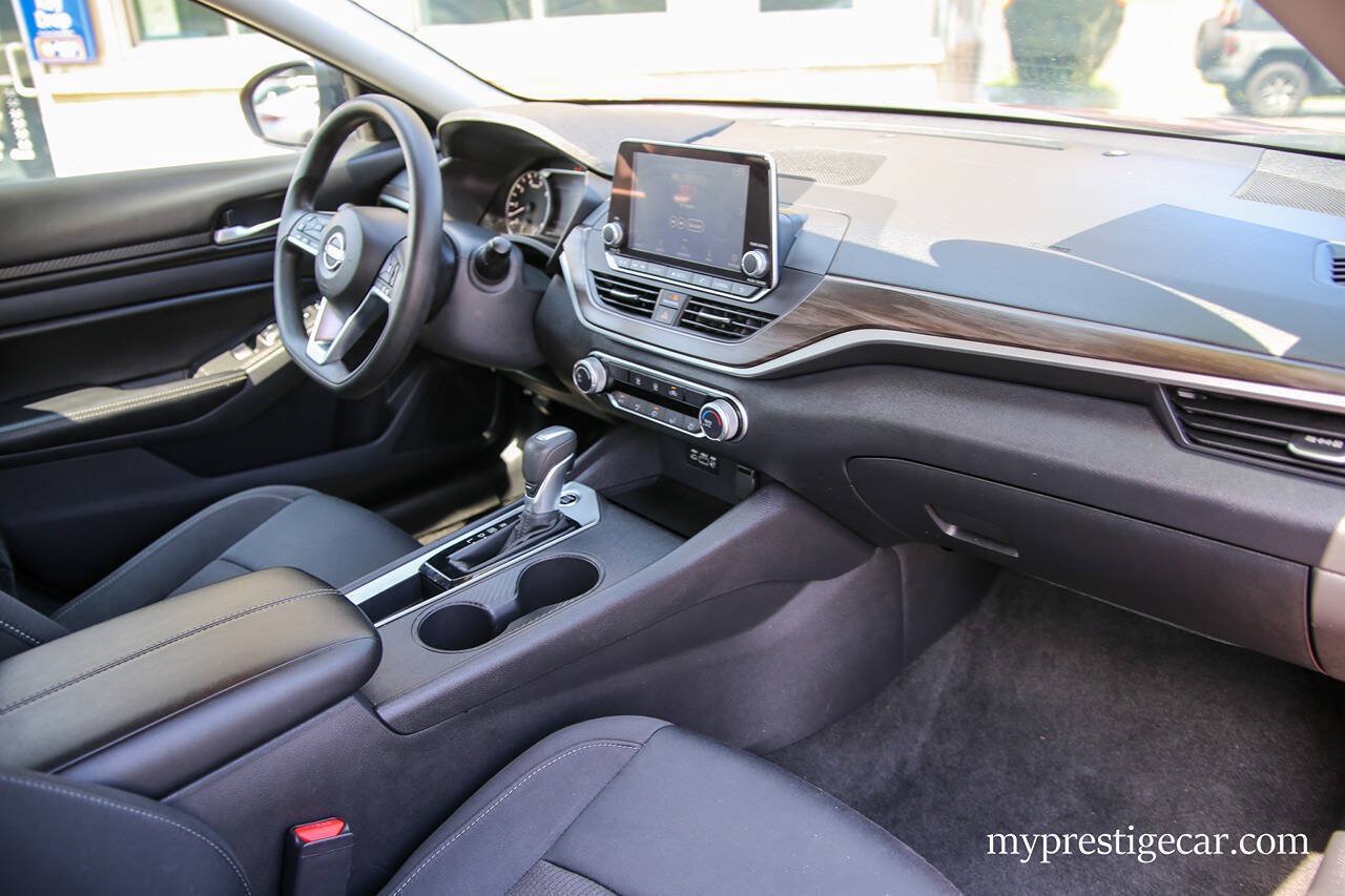 Used 2025 Nissan Altima 2.5 SV FWD image 18