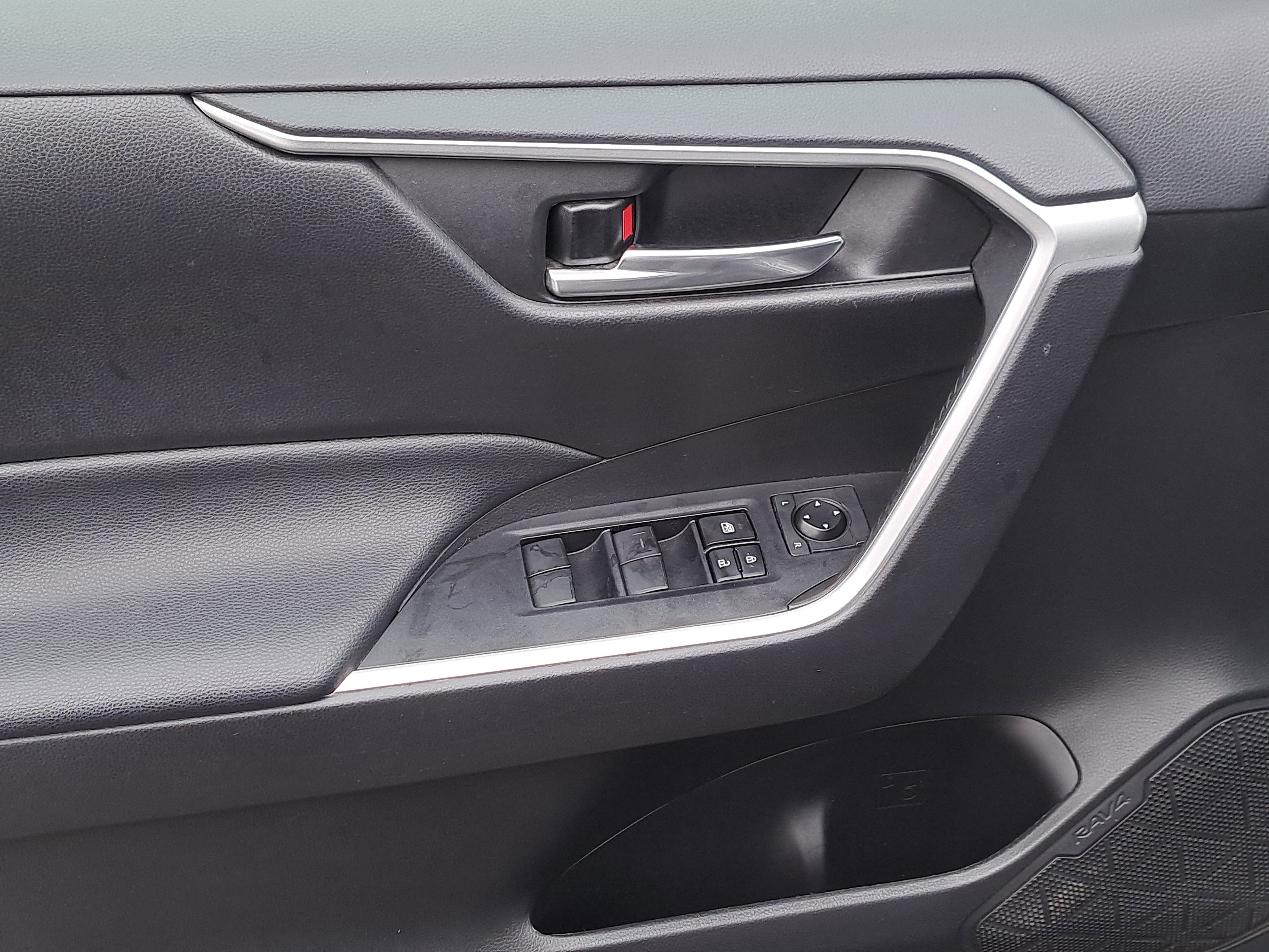 Used 2021 Toyota RAV4 XLE image 16