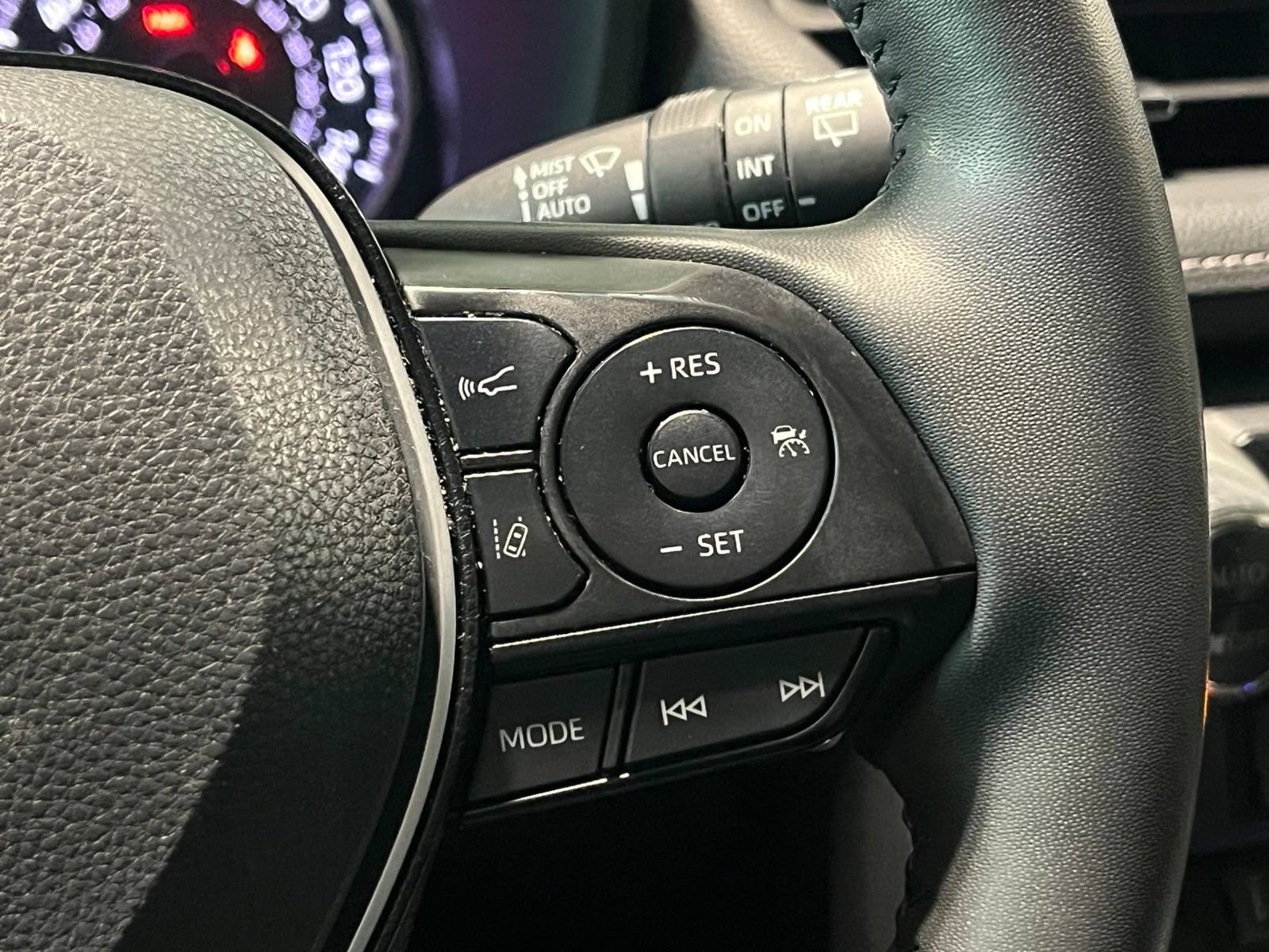 Used 2021 Toyota RAV4 XLE Premium AWD/4WD image 27