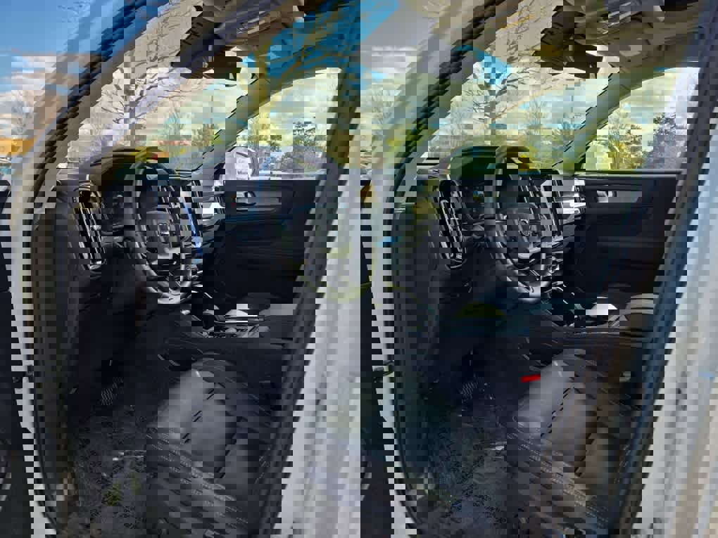 Used 2025 Volvo XC40 B5 Core image 11