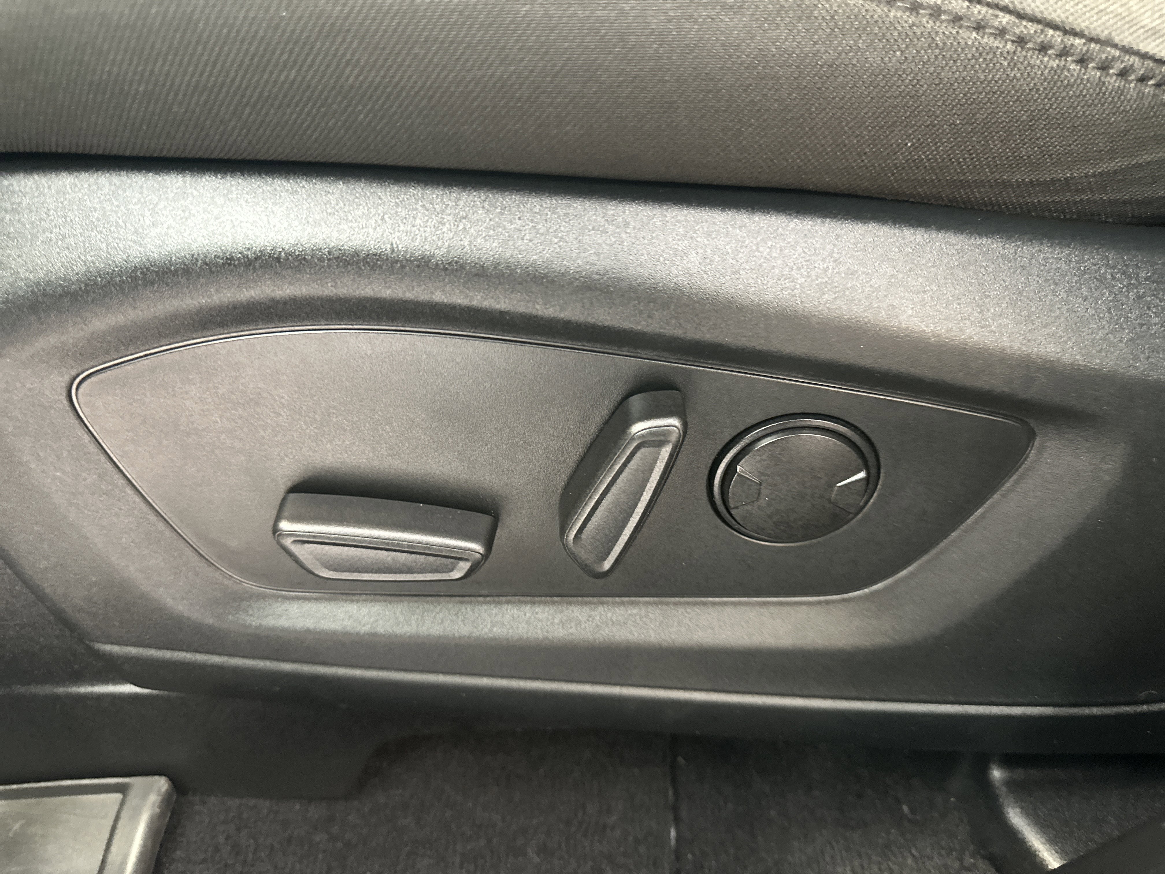 Used 2020 Ford Explorer XLT image 23