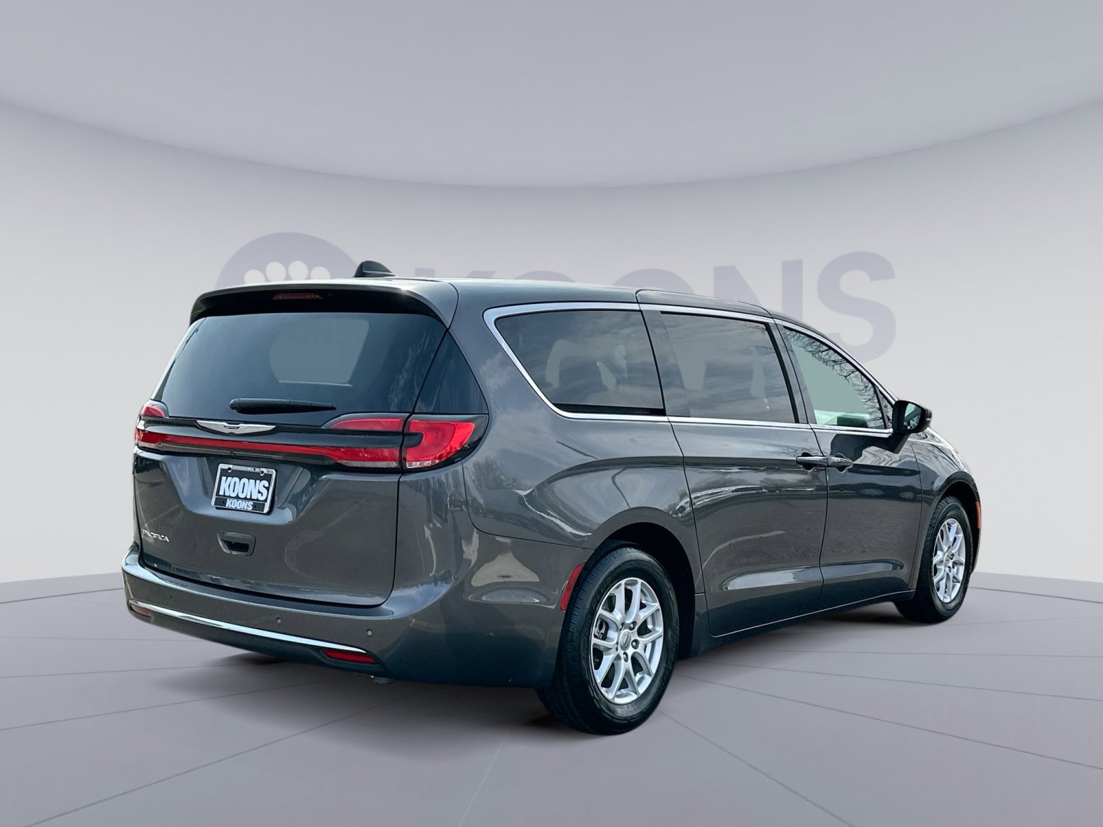 Used 2023 Chrysler Pacifica Touring-L image 7