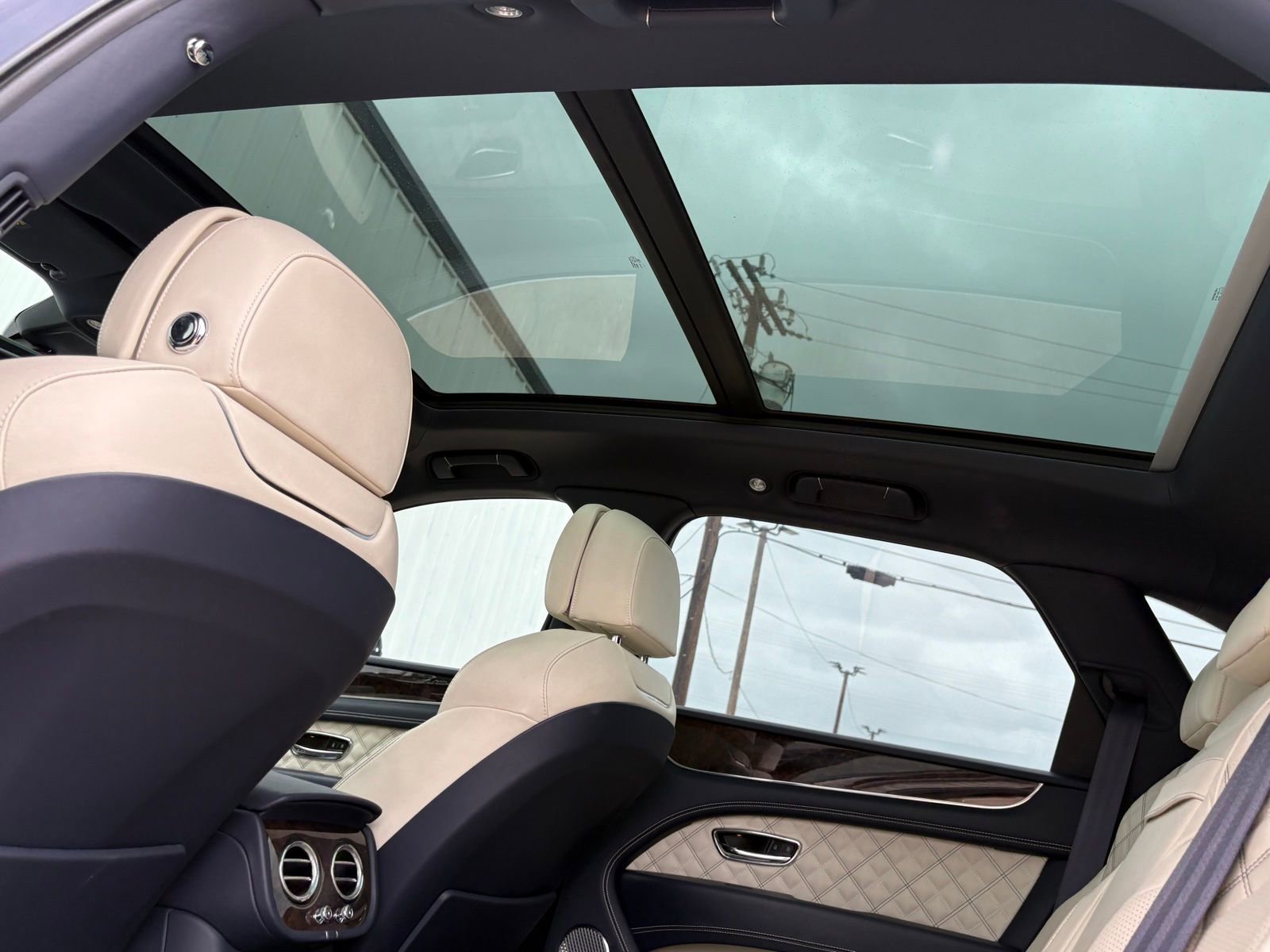 Used 2021 Bentley Bentayga AWD/4WD image 49