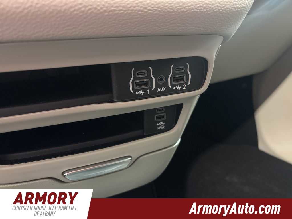 Used 2023 Chrysler Pacifica Touring-L w/ Uconnect Theater Family Group image 20