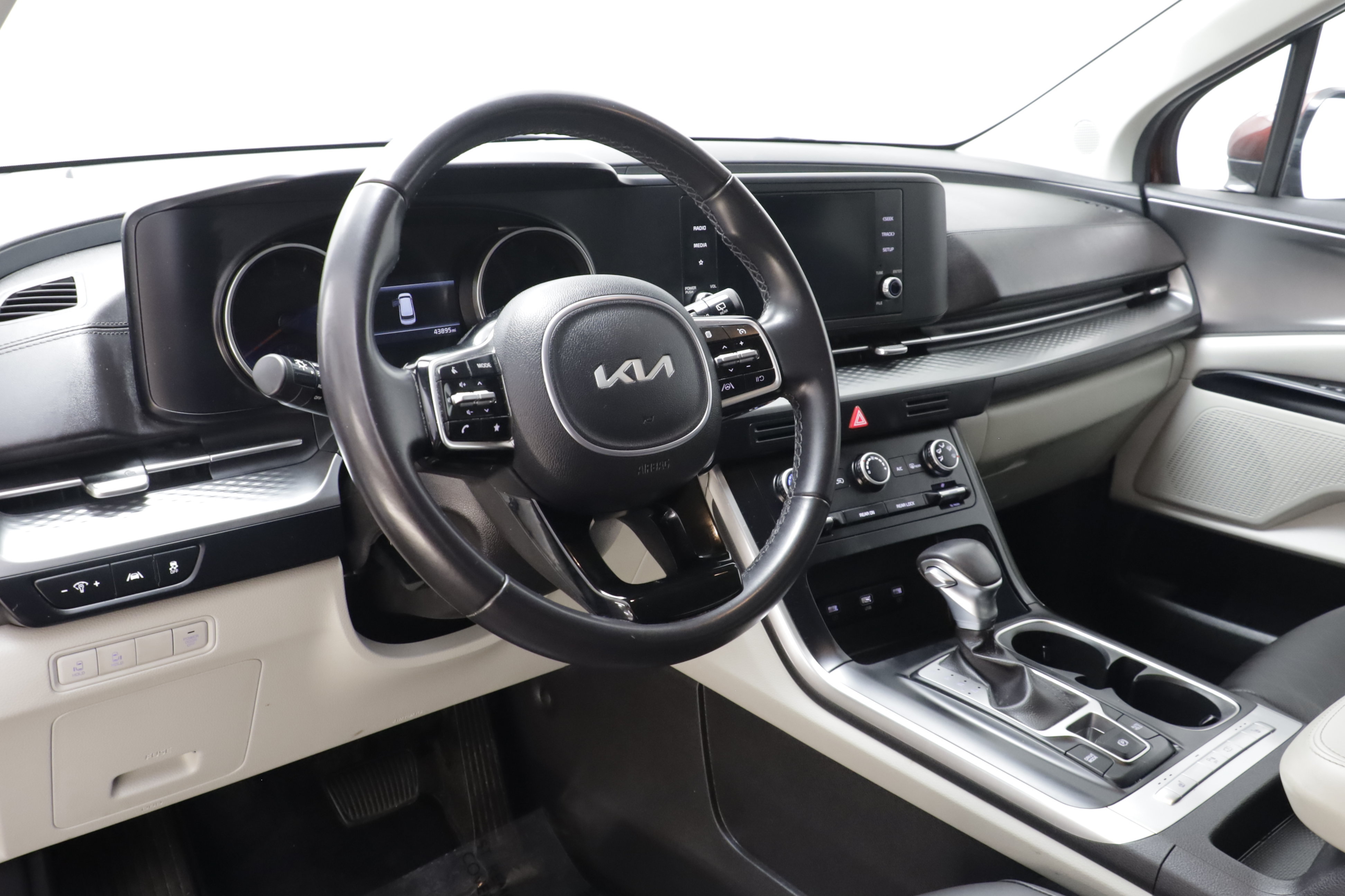 Used 2024 Kia Carnival LX FWD image 7
