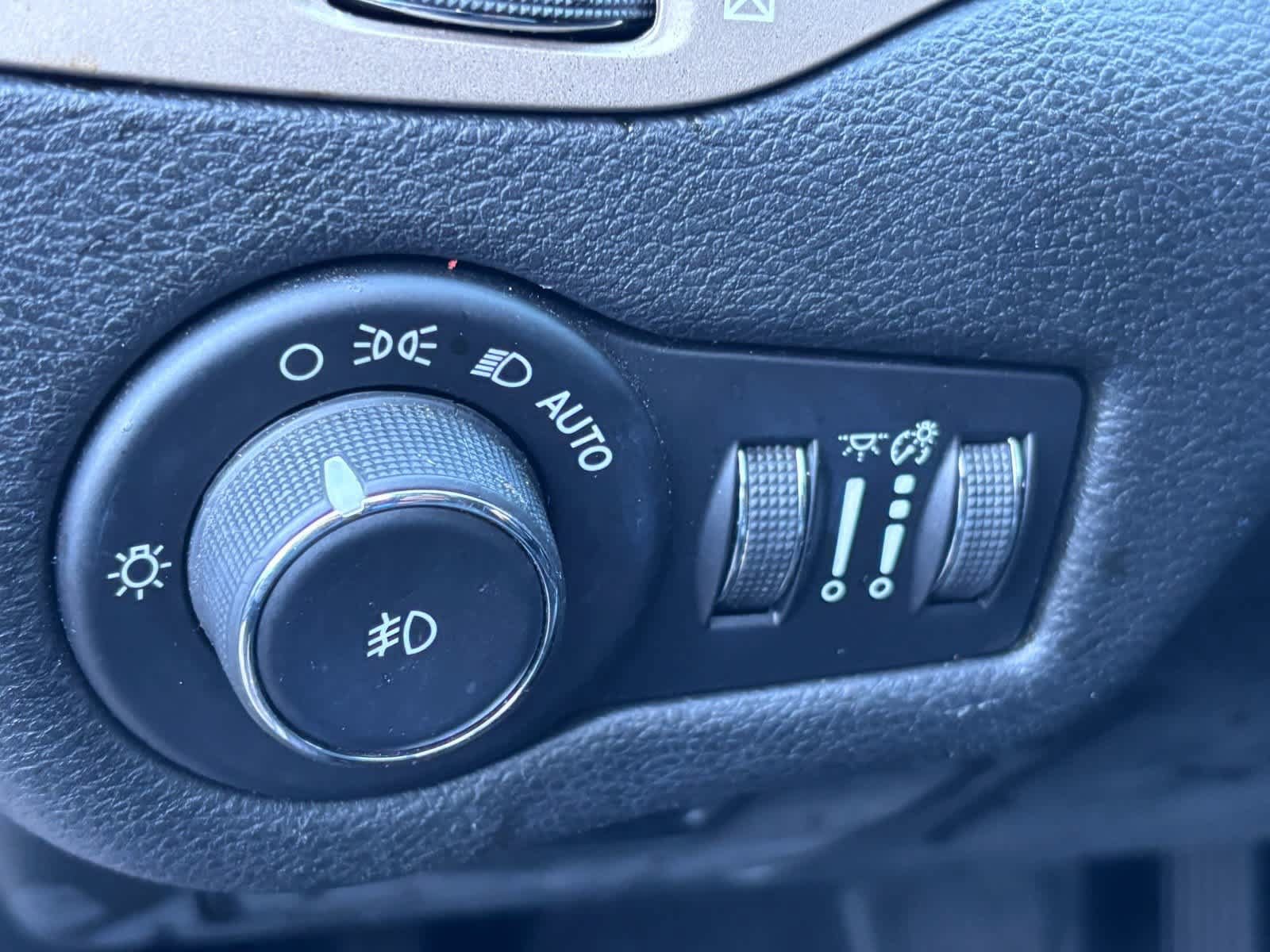 Used 2017 Jeep Cherokee Limited FWD image 13