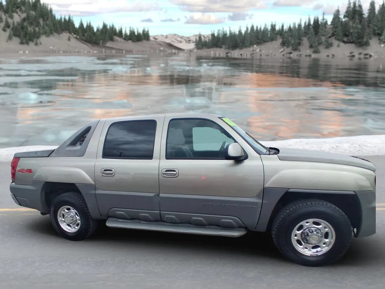 Used 2002 Chevrolet Avalanche 2500 w/ Convenience Pkg AWD/4WD image 2