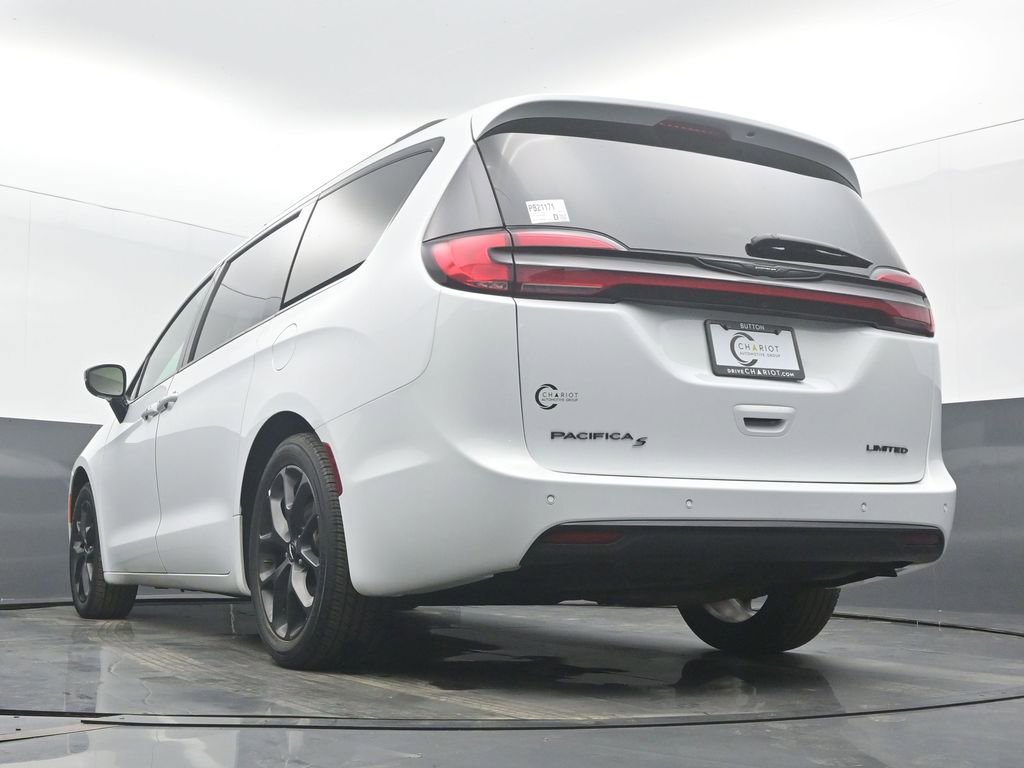 Used 2025 Chrysler Pacifica Limited image 47