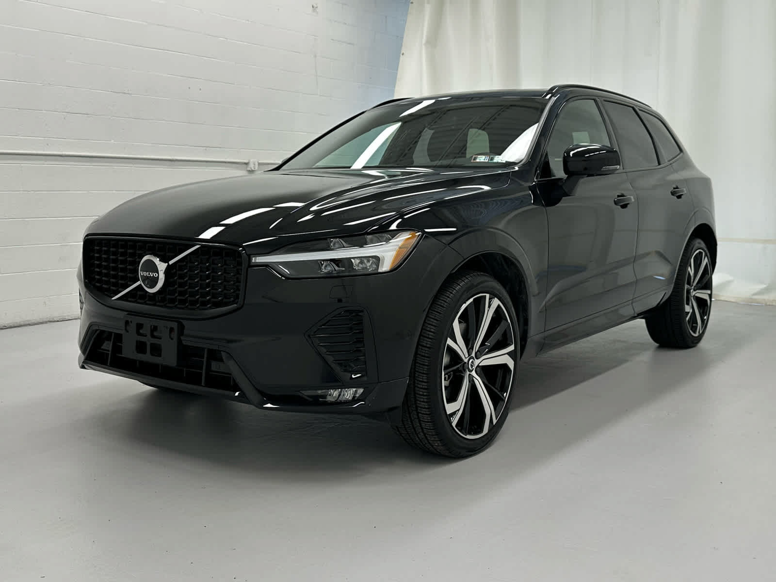 Used 2025 Volvo XC60 B5 Ultra w/ Climate Package AWD/4WD image 4