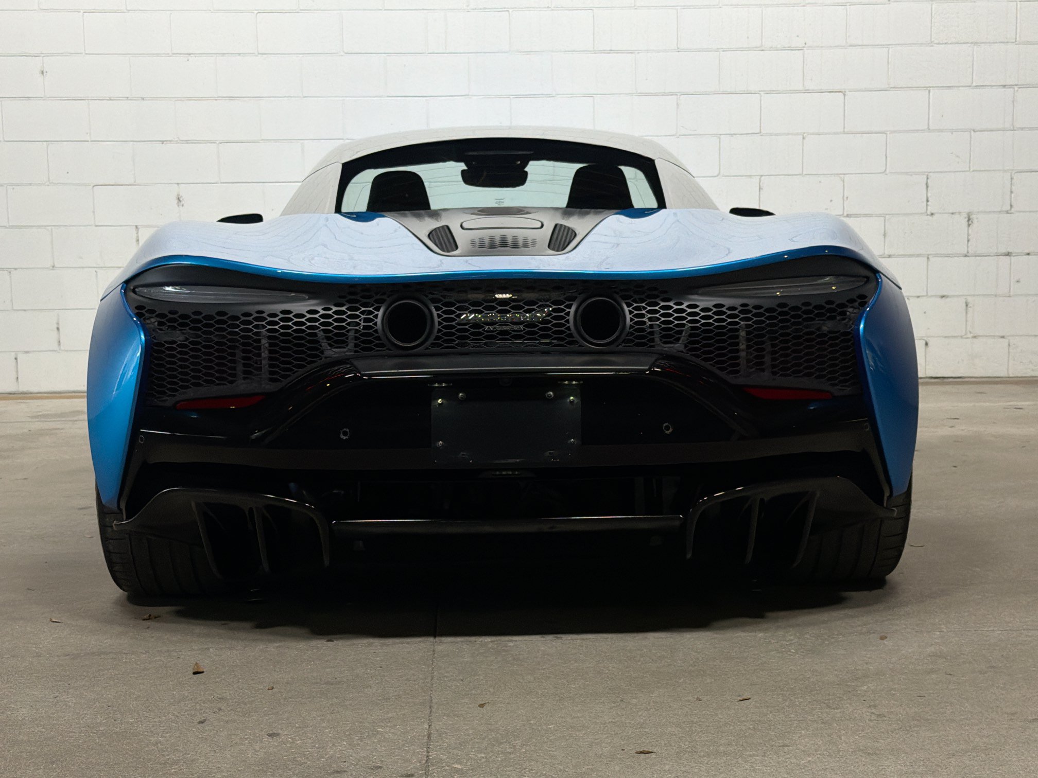 Used 2023 McLaren Artura RWD image 8