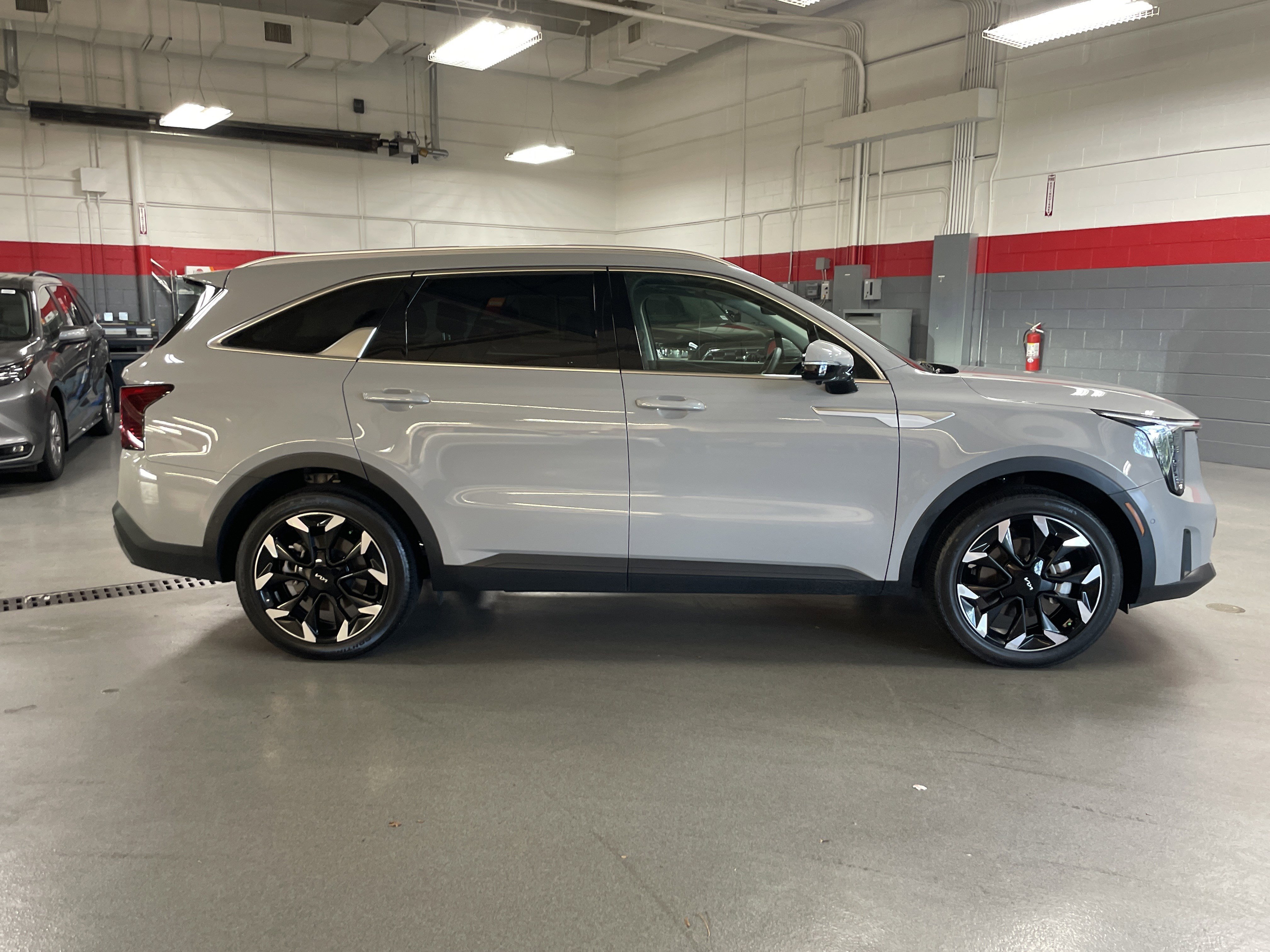 Used 2025 Kia Sorento SX FWD image 11