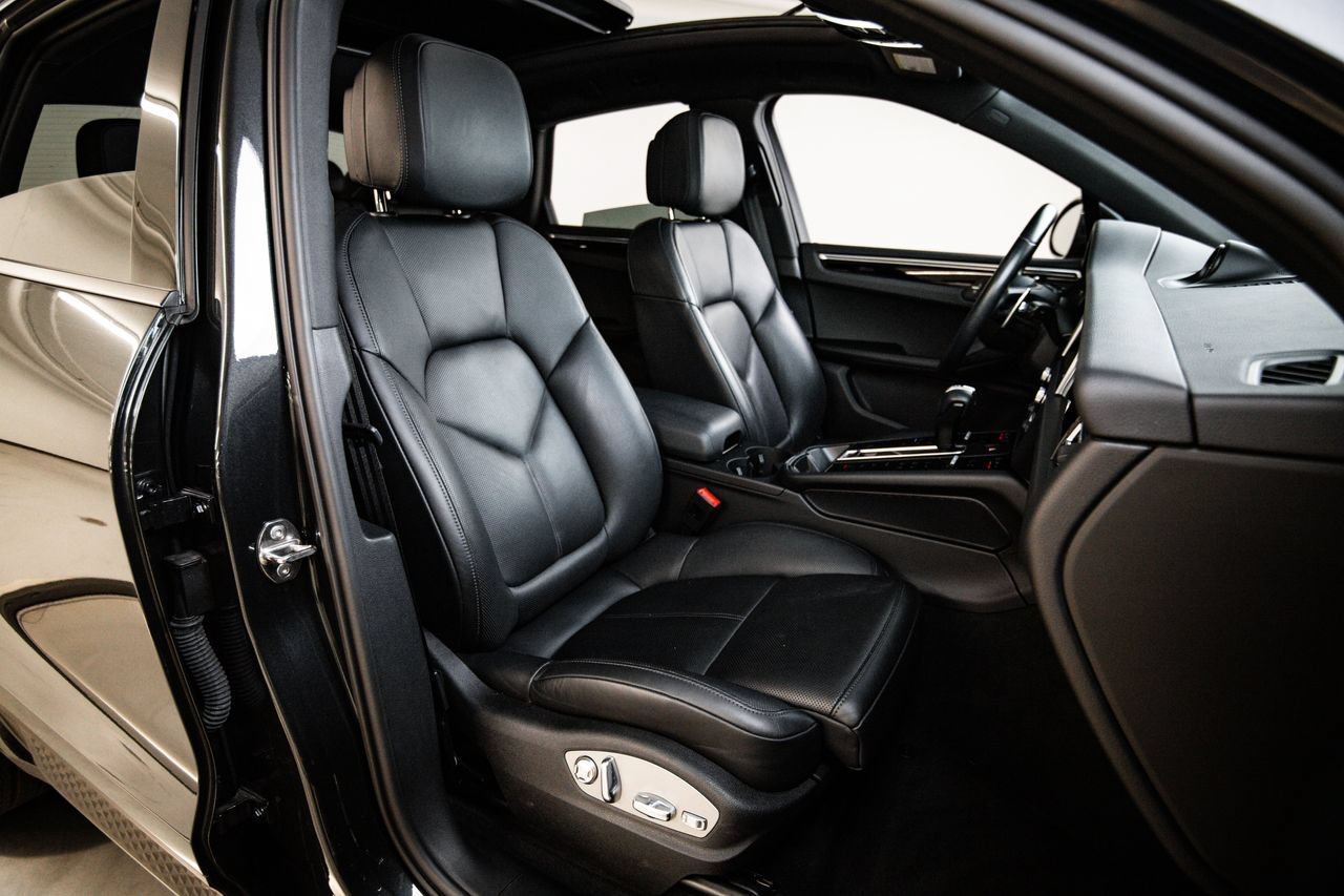 Certified 2024 Porsche Macan AWD/4WD image 29