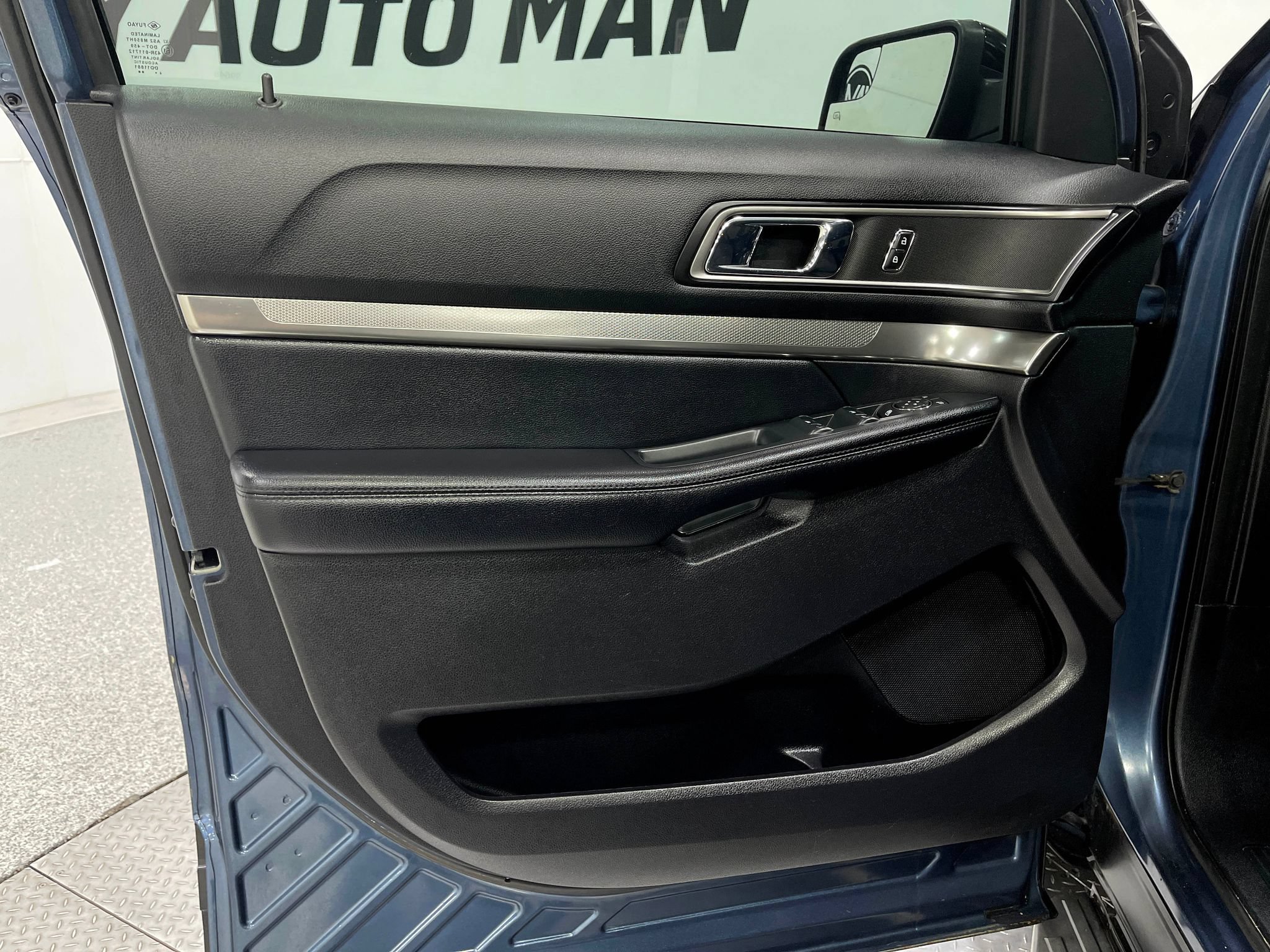 Used 2018 Ford Explorer XLT w/ Equipment Group 201A AWD/4WD image 14