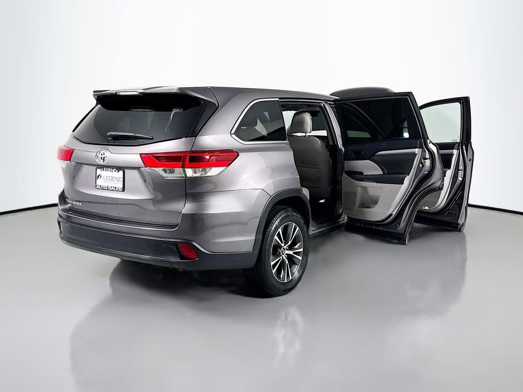 Used 2017 Toyota Highlander LE image 17