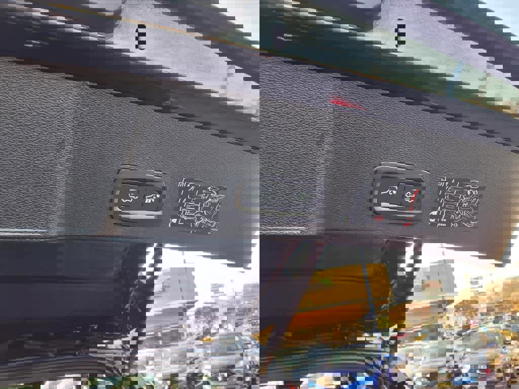 Used 2019 Volvo XC40 T5 R-Design image 19