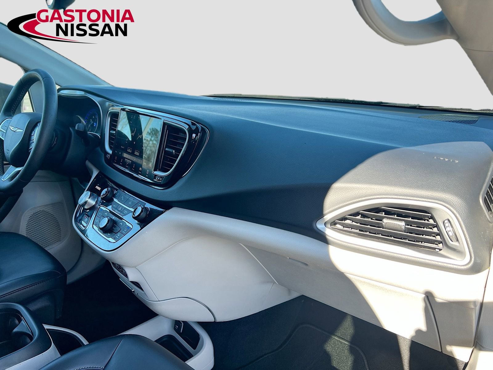 Used 2023 Chrysler Pacifica Touring-L image 37