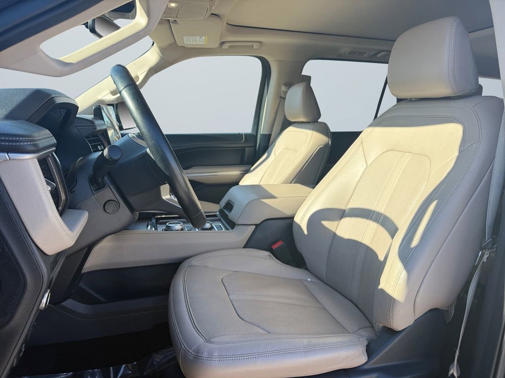 Used 2022 Ford Expedition Limited image 9