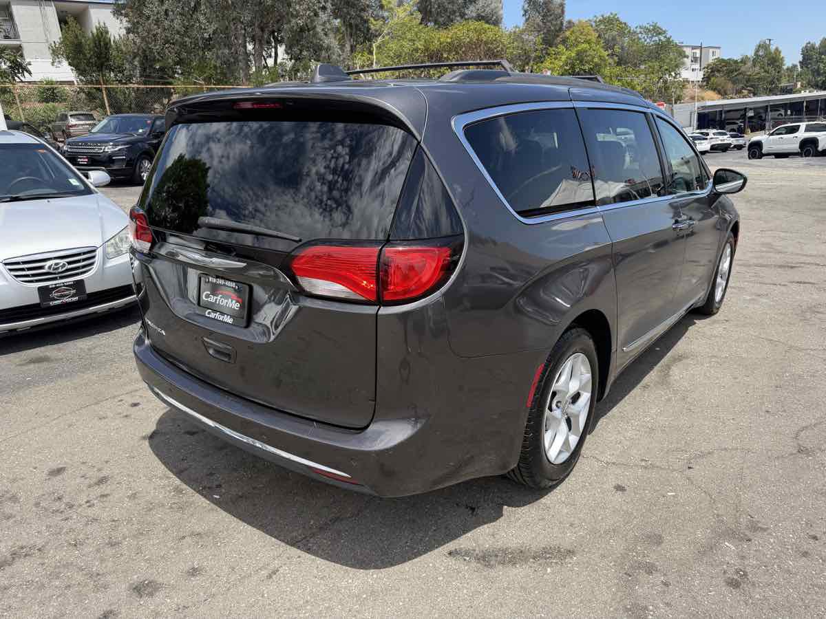 Used 2017 Chrysler Pacifica Touring-L w/ Tire & Wheel Group FWD image 5