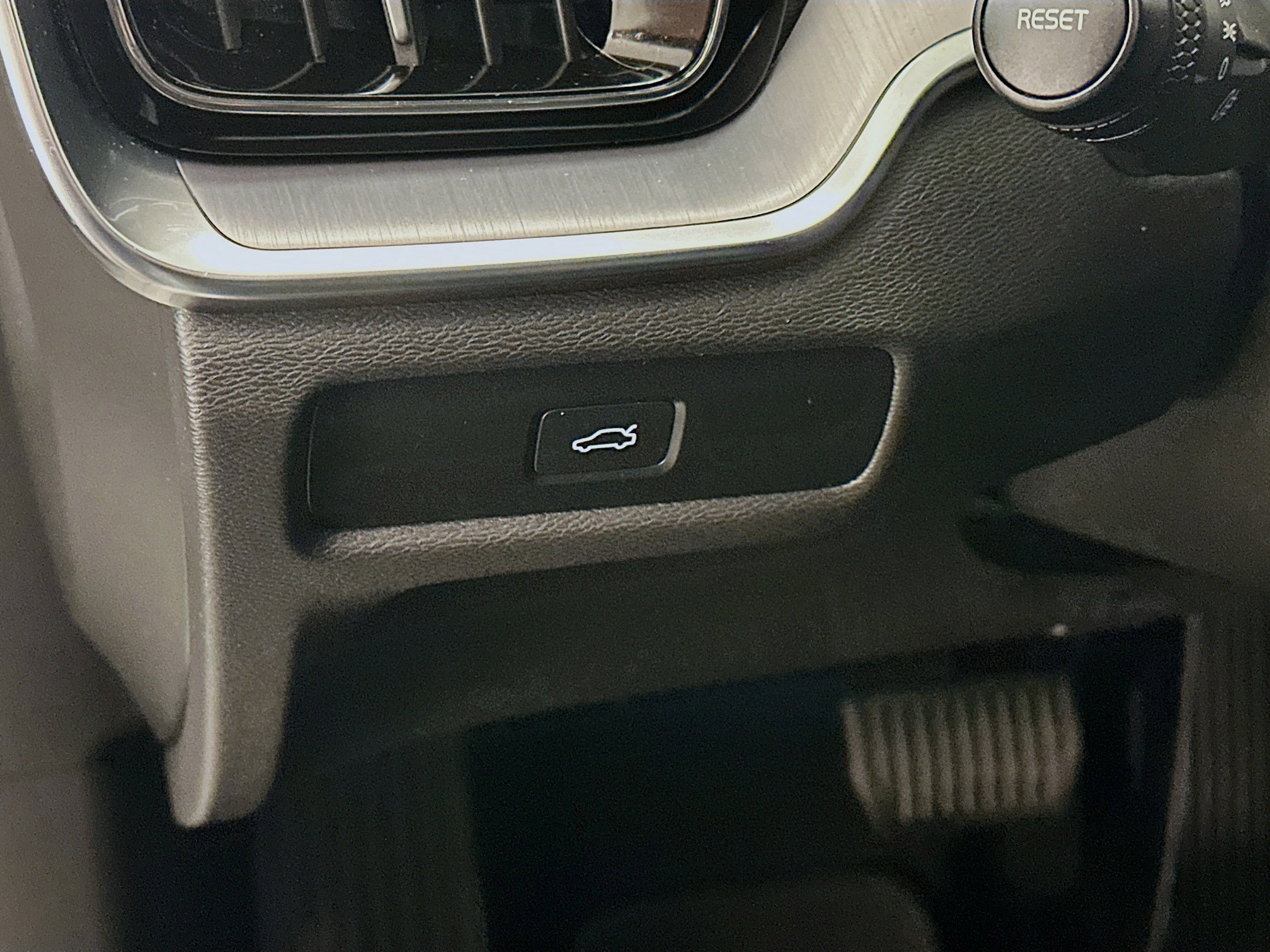 Used 2025 Volvo S60 B5 Core image 17