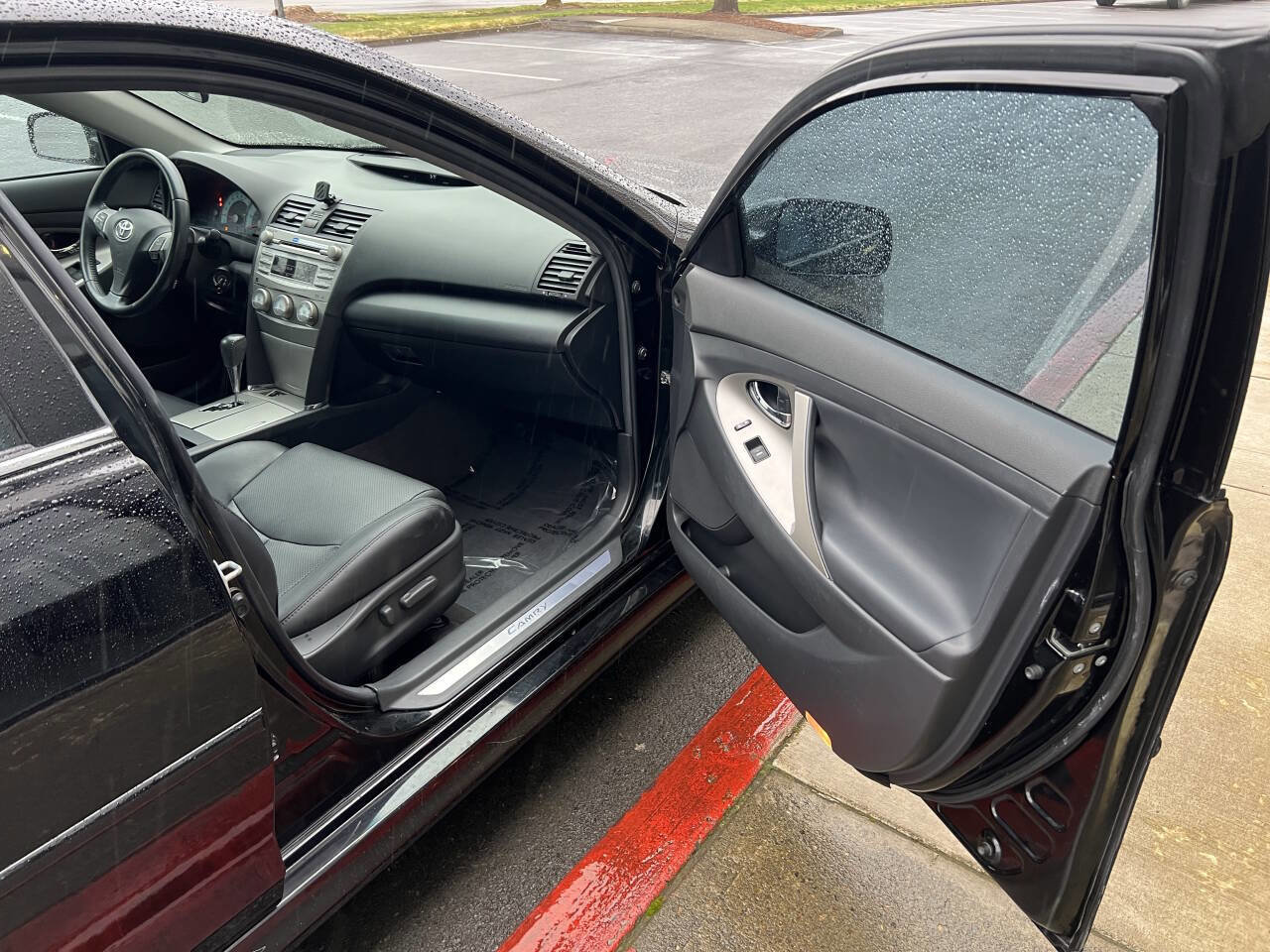 Used 2011 Toyota Camry SE w/ Sport Leather Pkg FWD image 9