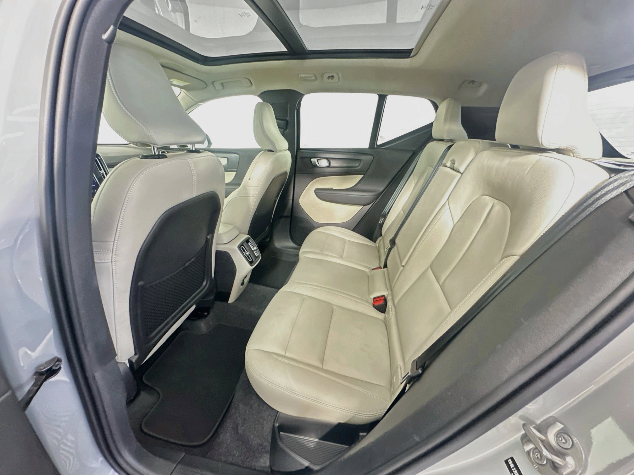 Used 2026 Volvo XC40 B5 Plus AWD/4WD image 27