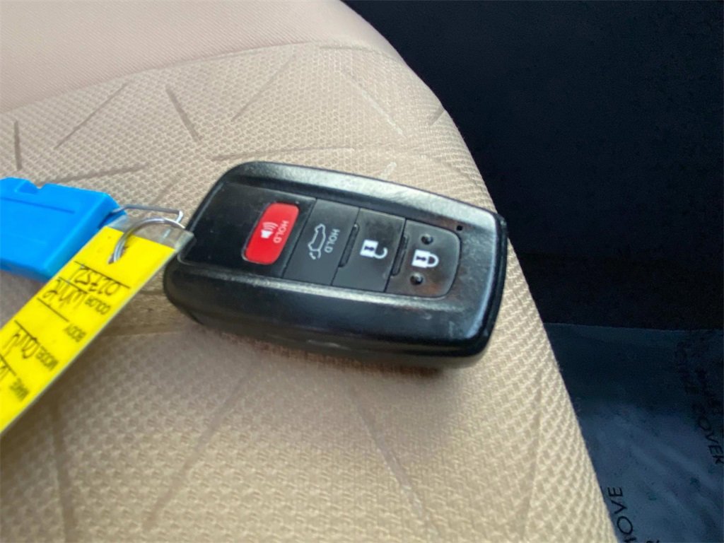 Used 2021 Toyota RAV4 XLE w/ Convenience Package image 9