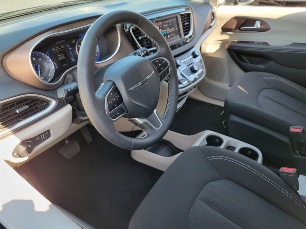 Used 2024 Chrysler Voyager LX image 3