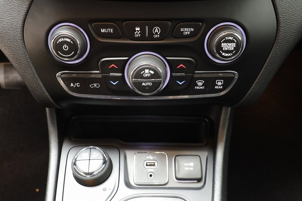 Used 2019 Jeep Cherokee Trailhawk w/ Cold Weather Group image 11