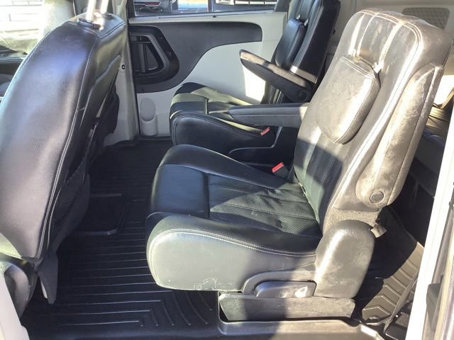 Used 2014 Chrysler Town & Country Touring-L w/ Driver Convenience Group image 10