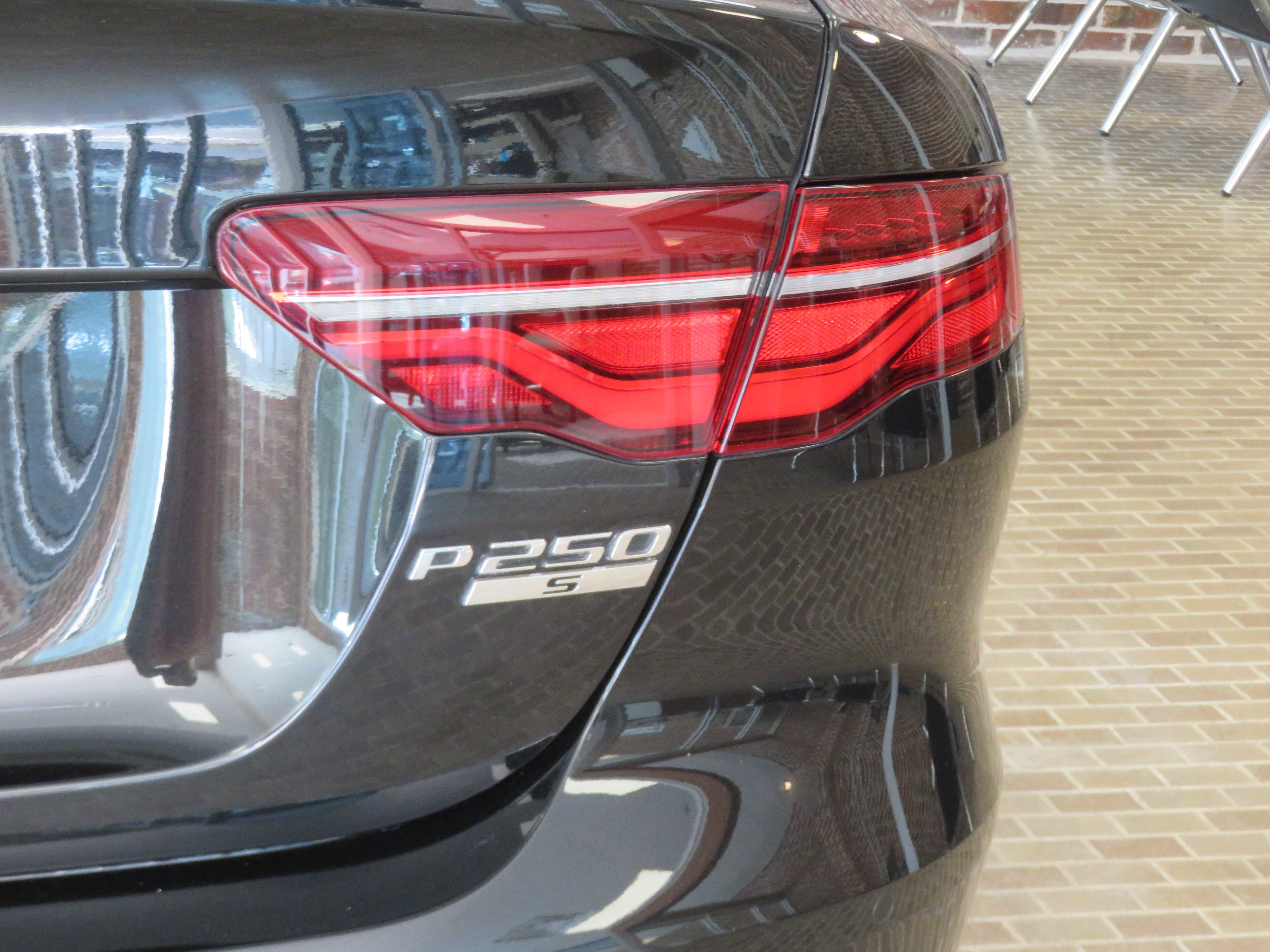 Used 2020 Jaguar XE S image 62