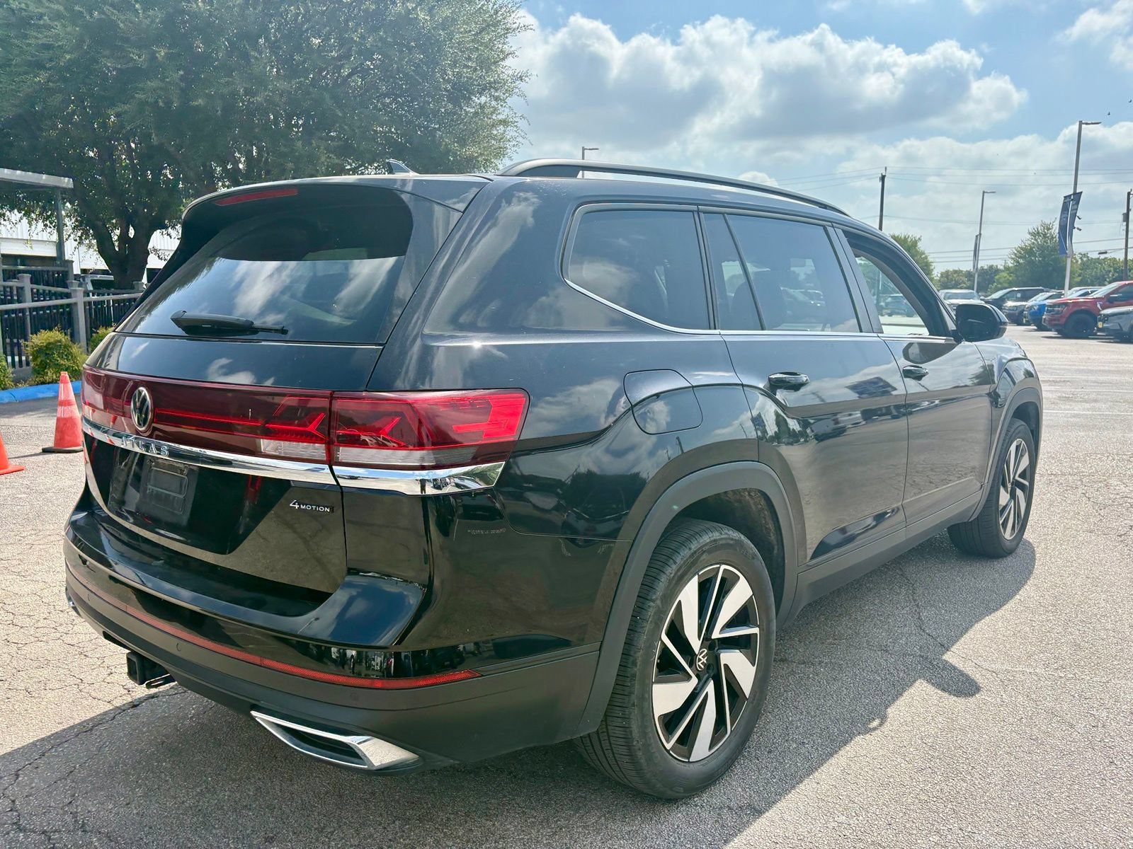 Used 2024 Volkswagen Atlas SE AWD/4WD image 3