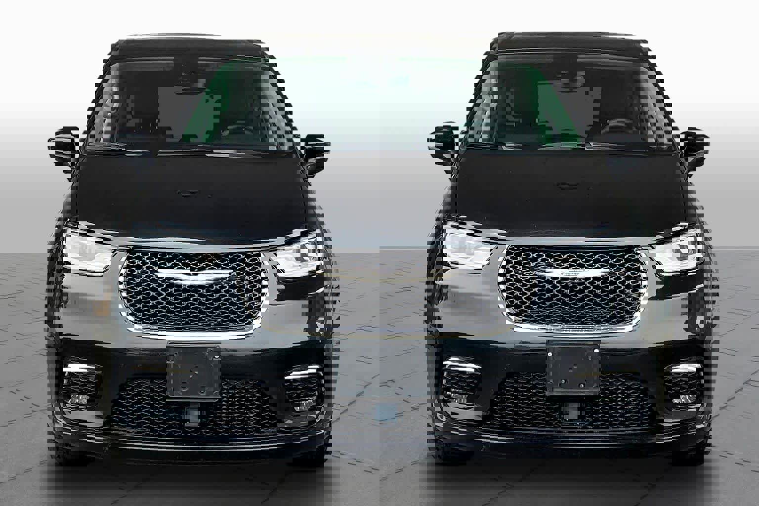 Used 2023 Chrysler Pacifica Touring-L FWD image 4