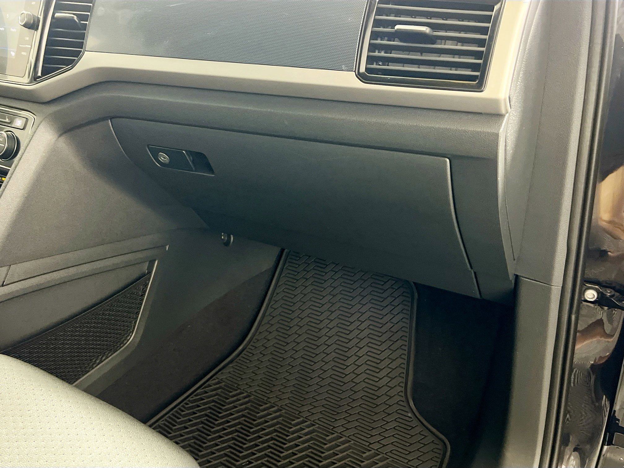 Used 2020 Volkswagen Atlas Cross Sport SEL image 35