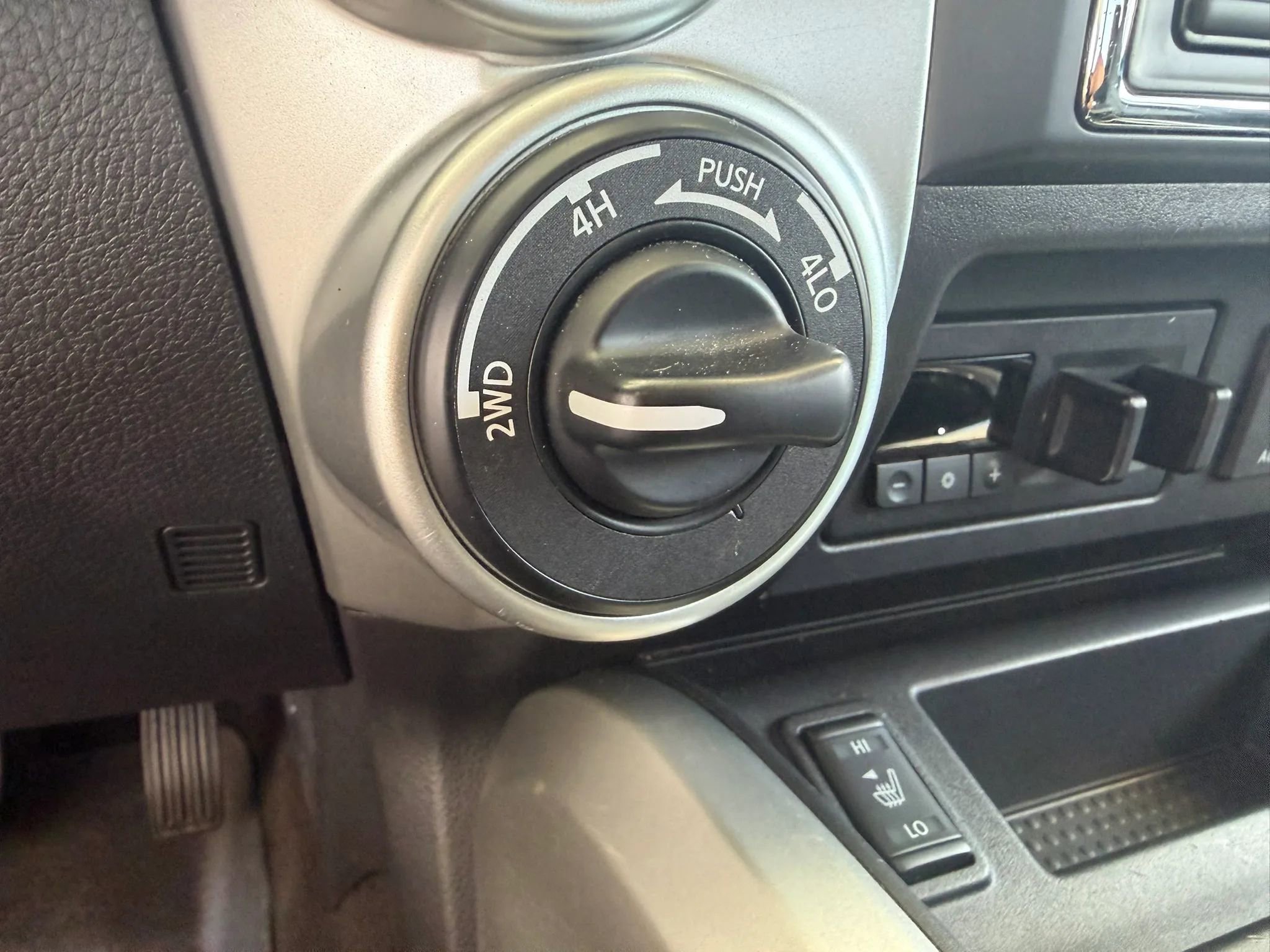 Used 2018 Nissan Titan SV w/ SV Convenience Package AWD/4WD image 19