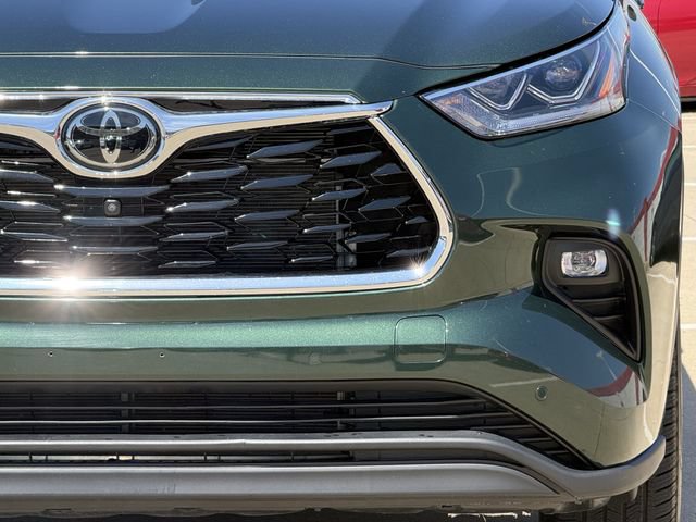 Used 2024 Toyota Highlander Limited FWD image 9