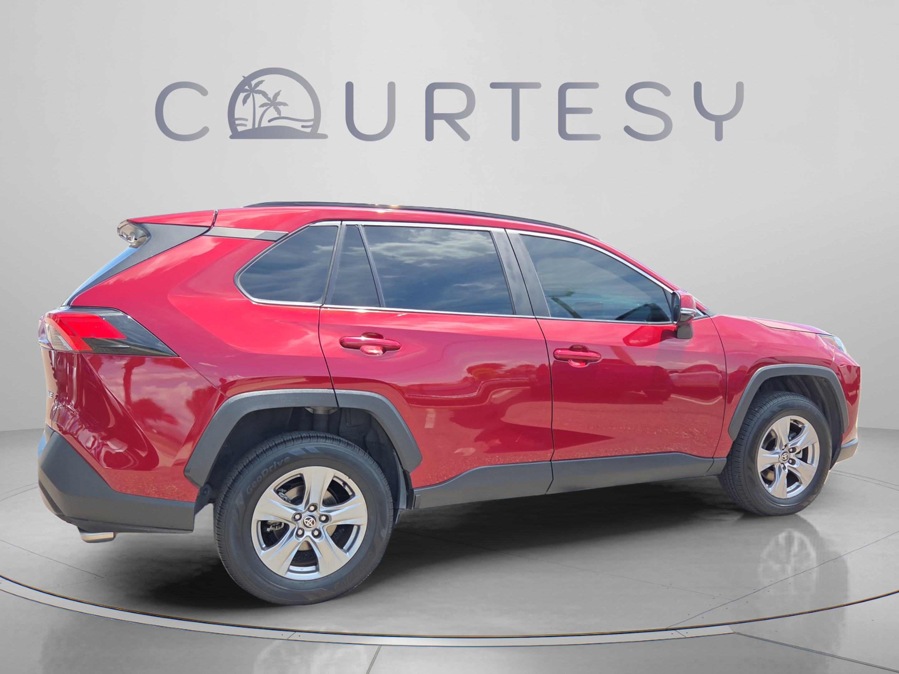 Used 2023 Toyota RAV4 XLE w/ Convenience Package FWD image 5