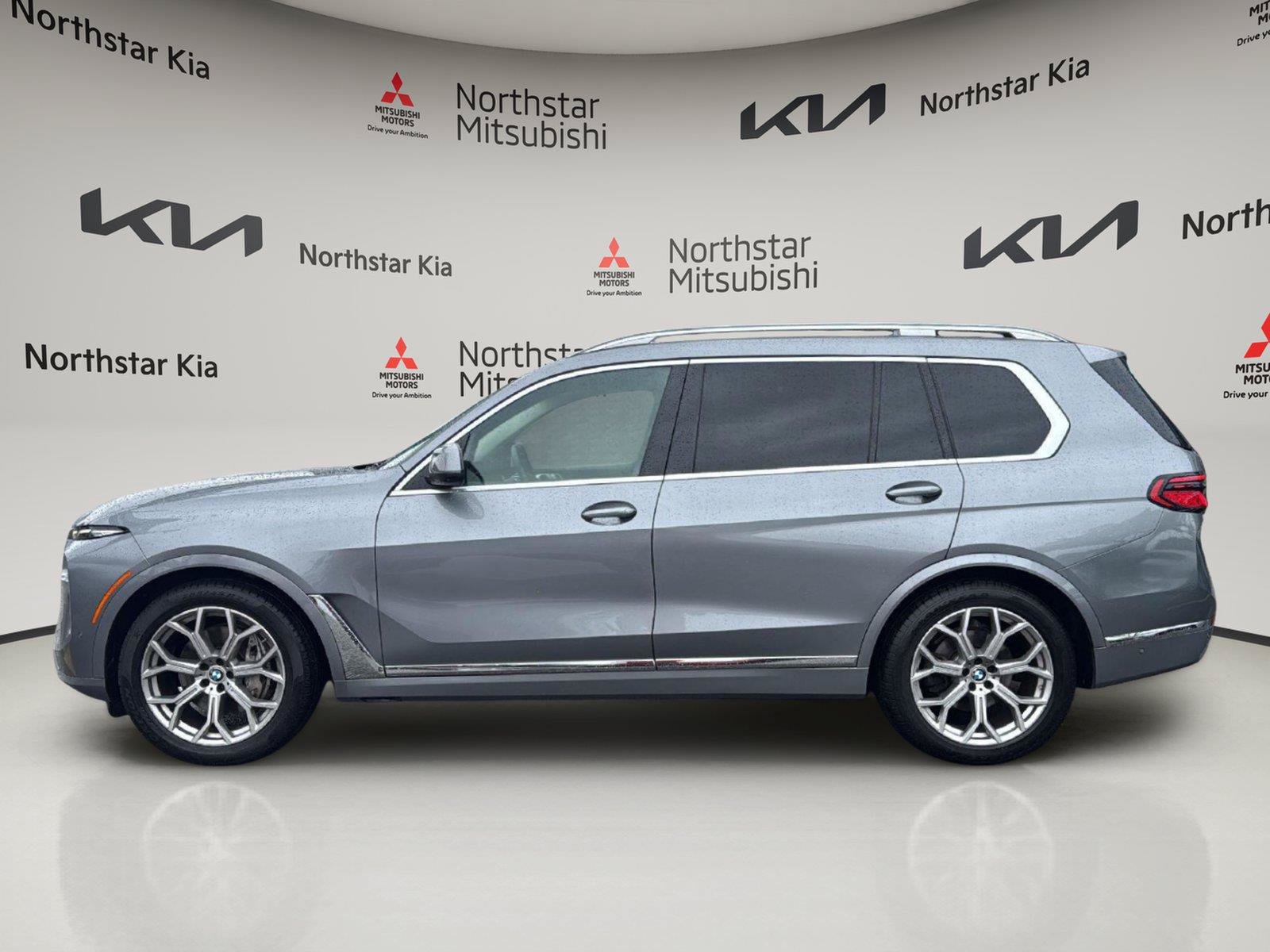 Used 2025 BMW X7 xDrive40i AWD/4WD image 3