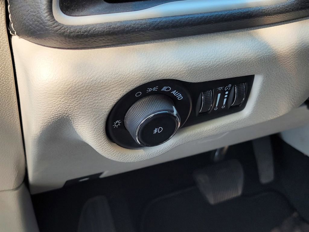 Used 2024 Chrysler Pacifica Select image 17