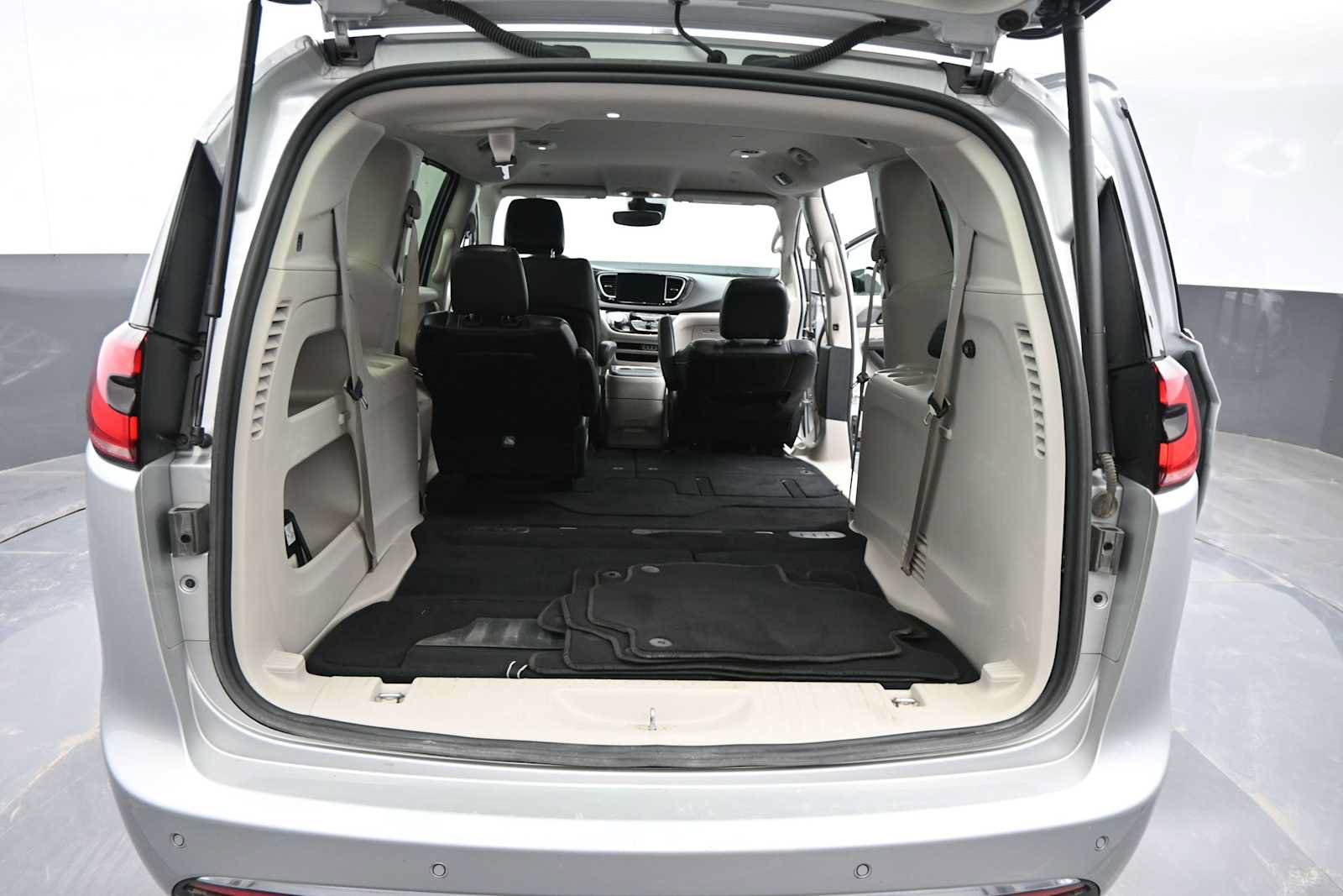 Used 2024 Chrysler Pacifica Touring-L FWD image 14