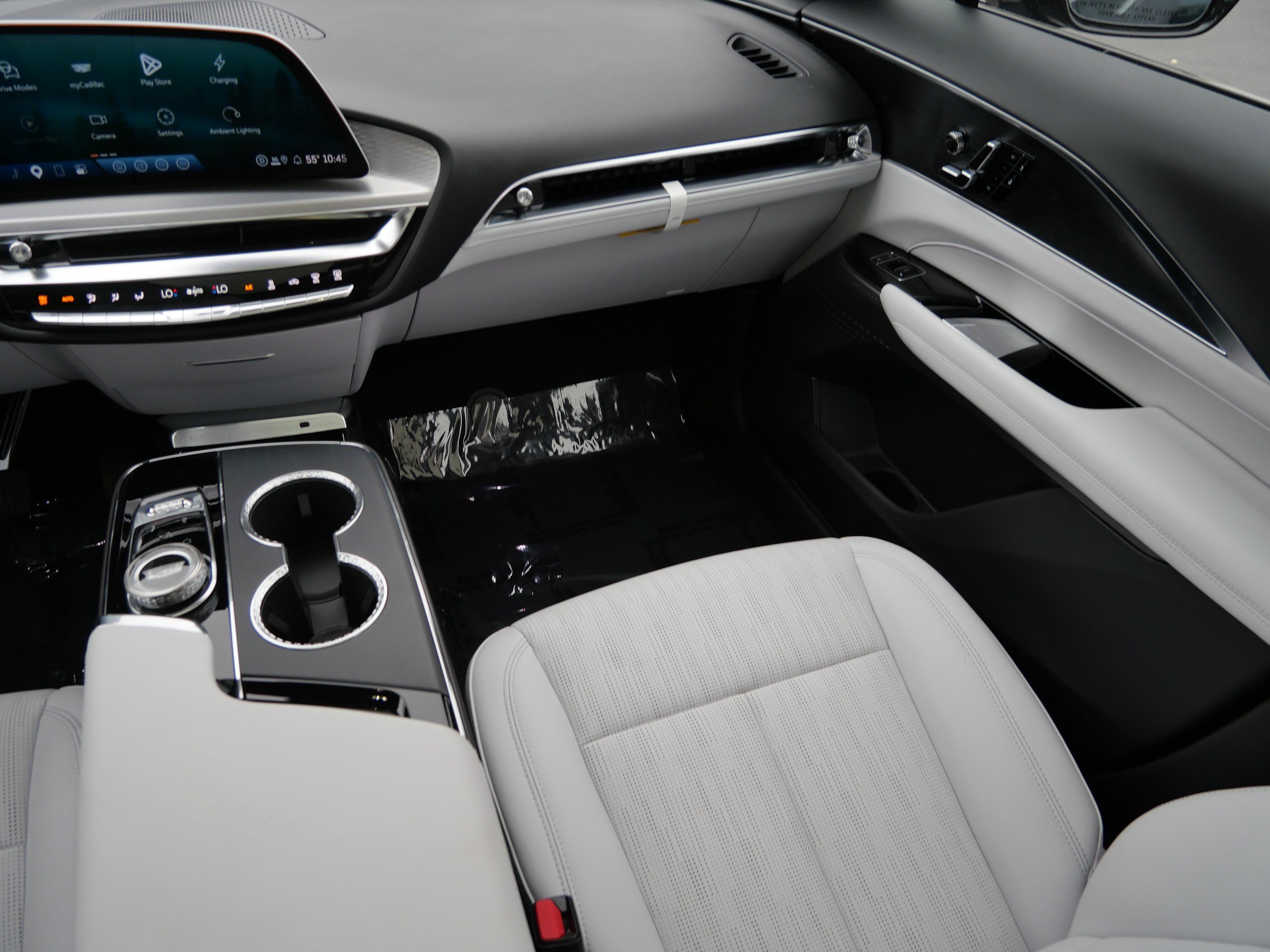 Used 2026 Cadillac Lyriq Luxury w/ LPO, Floor Liner Package AWD/4WD image 11