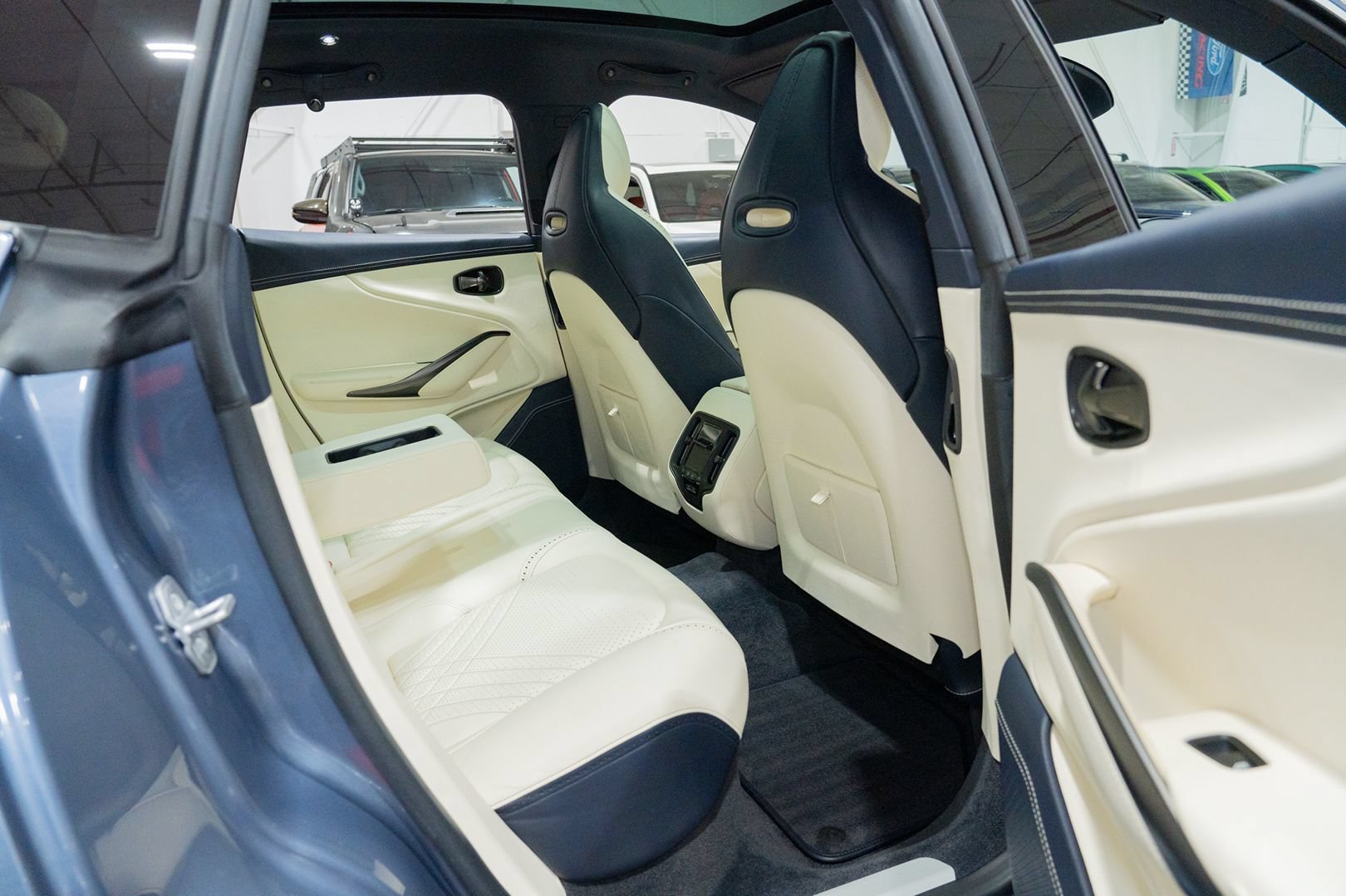 Used 2021 Aston Martin DBX AWD/4WD image 34