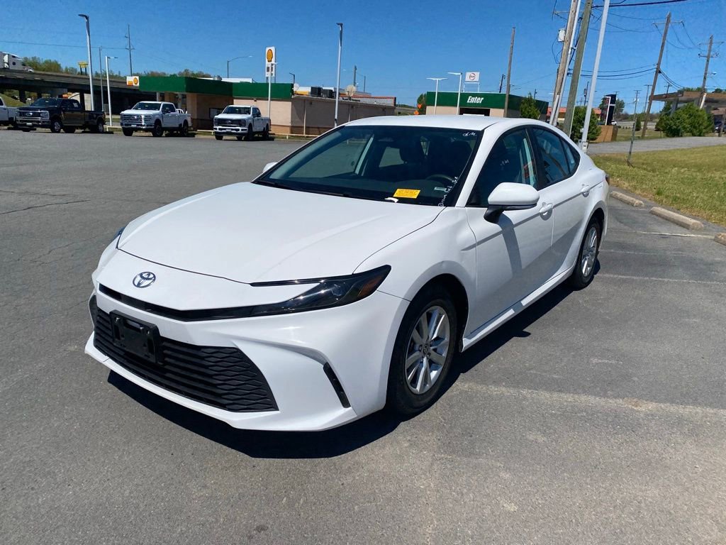 Used 2025 Toyota Camry LE image 4
