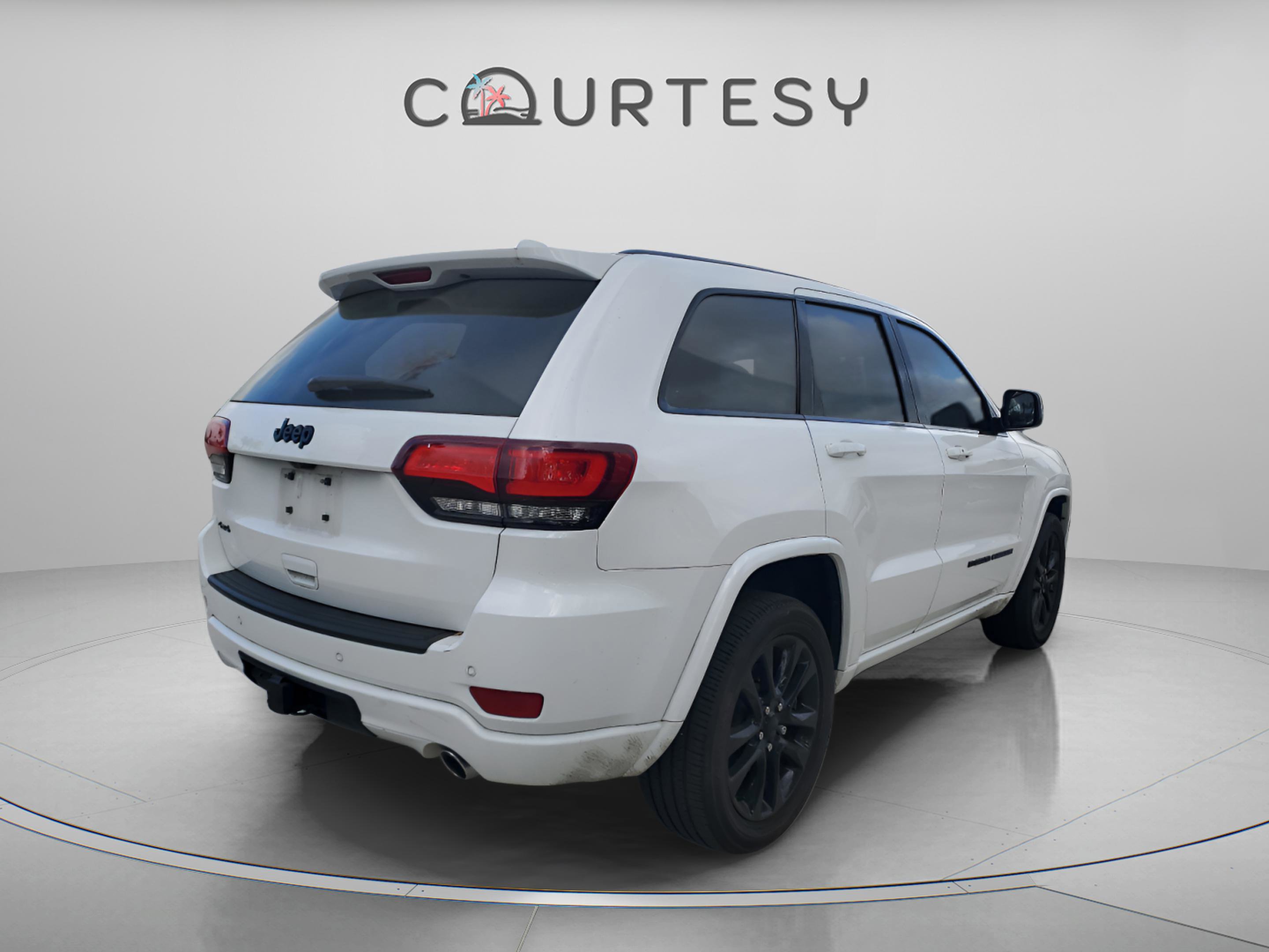 Certified 2022 Jeep Grand Cherokee Laredo X image 3