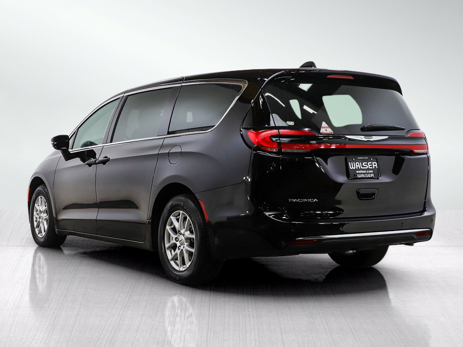 Used 2025 Chrysler Pacifica Select FWD image 3